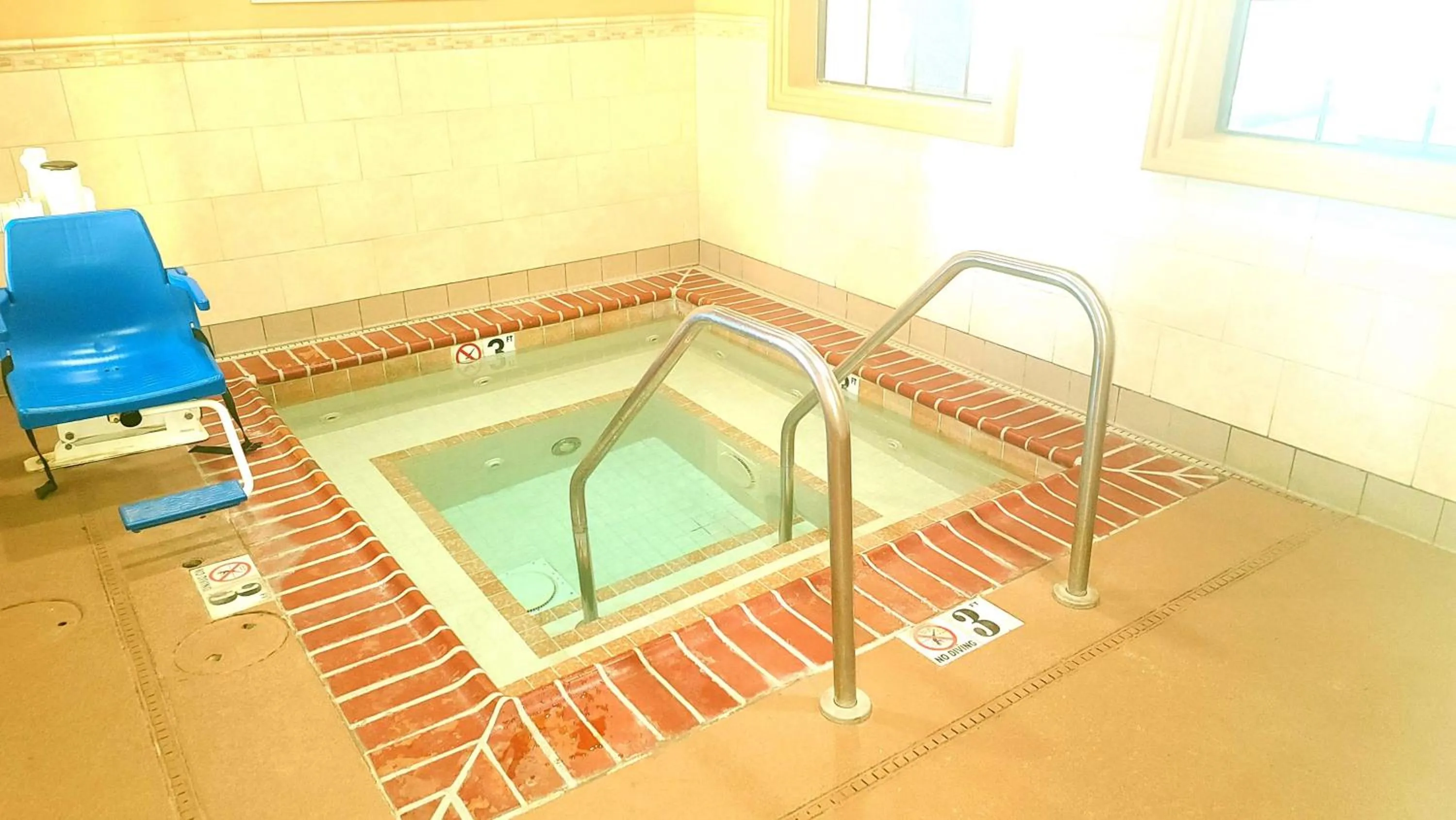 Hot Tub in Best Western Hesperia-Victorville Suites
