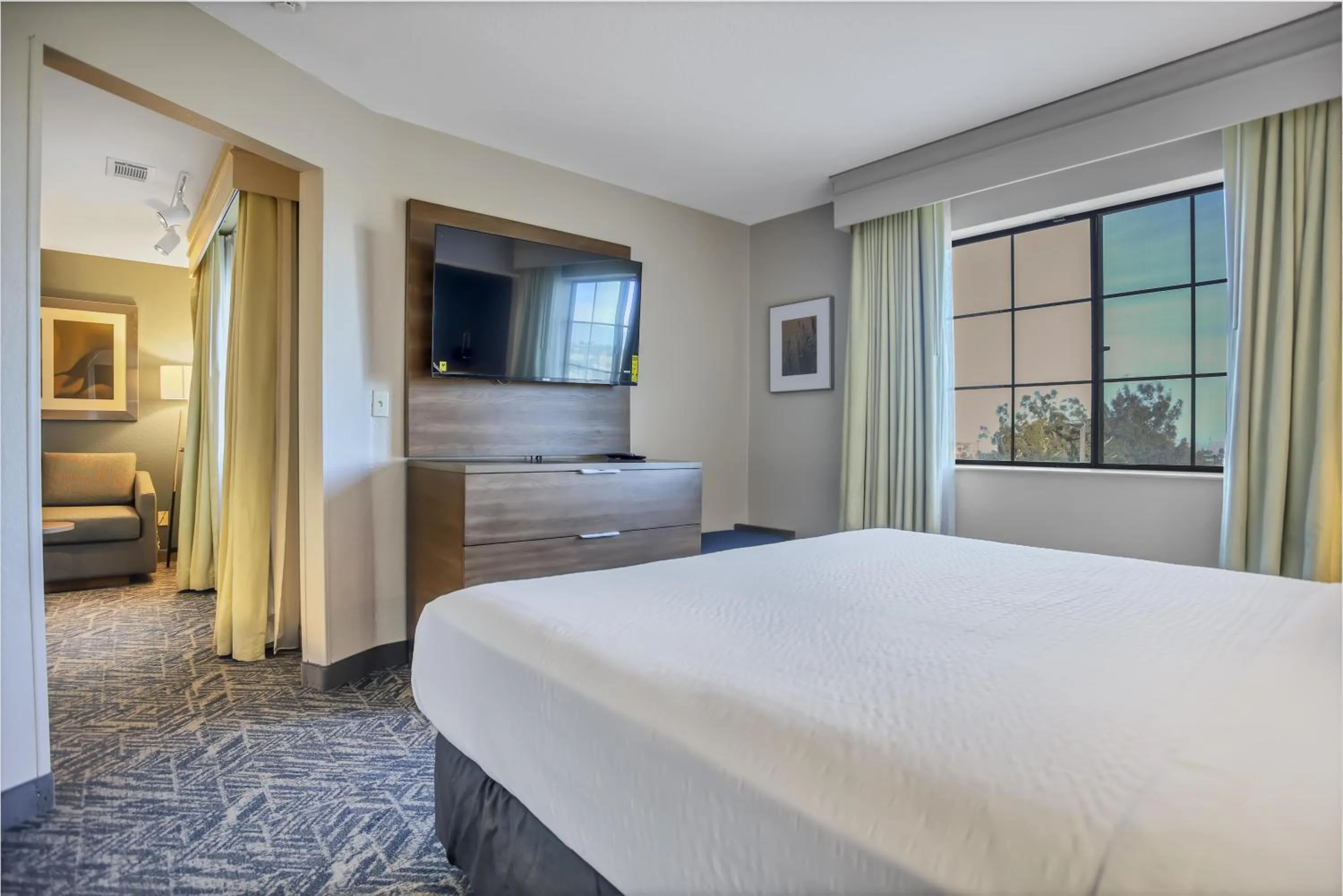 Bed in Best Western Hesperia-Victorville Suites