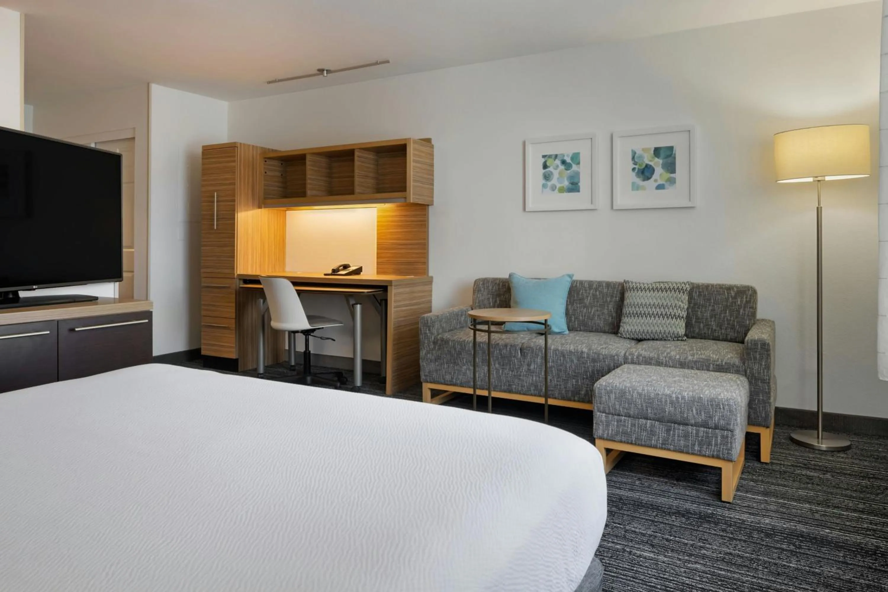 Photo of the whole room, Bed in TownePlace Suites by Marriott Ontario Airport