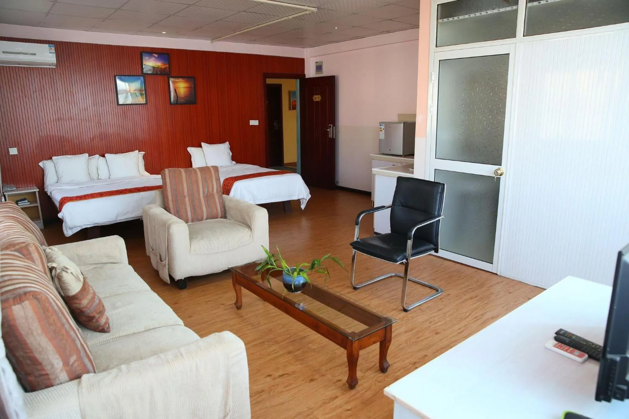 Photo of the whole room, Bed in Hotel Cristal Madagascar