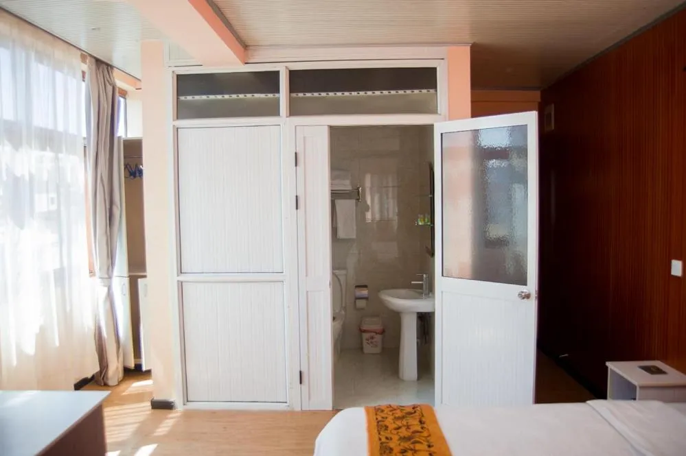 Shower, Bed in Hotel Cristal Madagascar