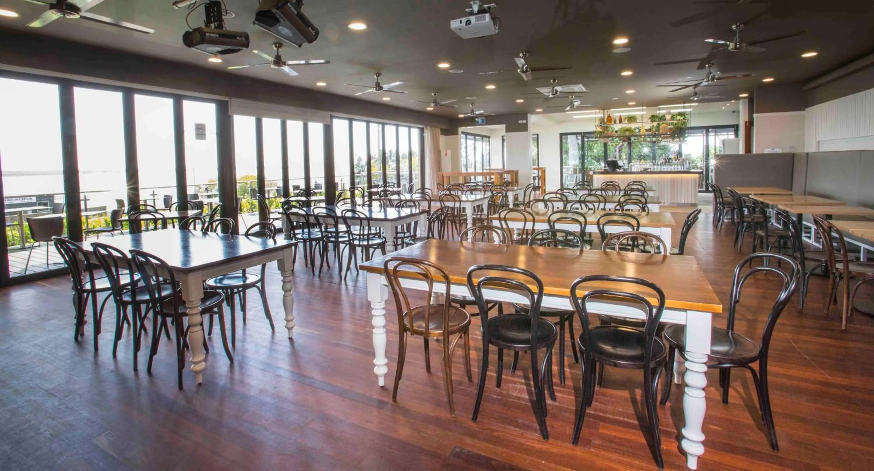 Restaurant/places to eat in Huskisson Hotel