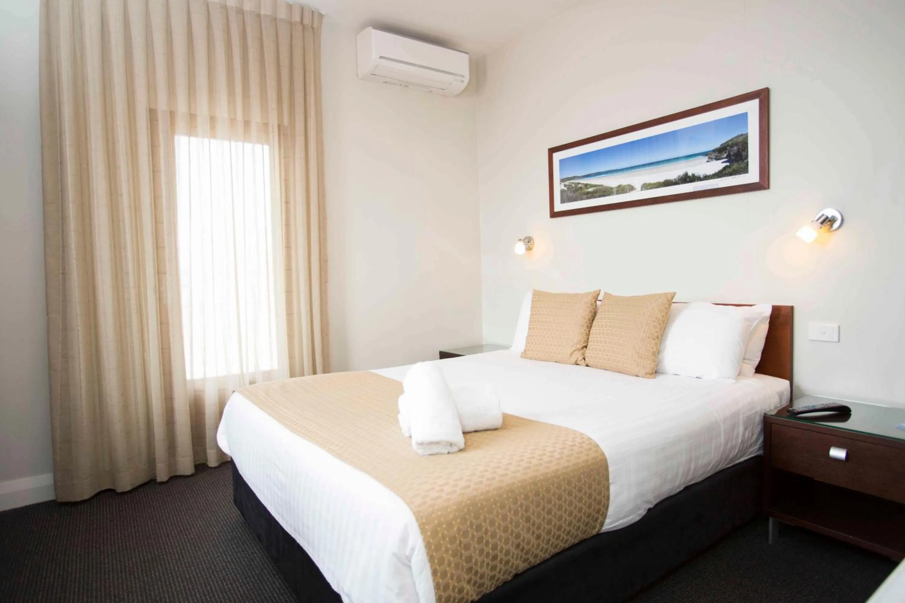 Photo of the whole room, Bed in Huskisson Hotel