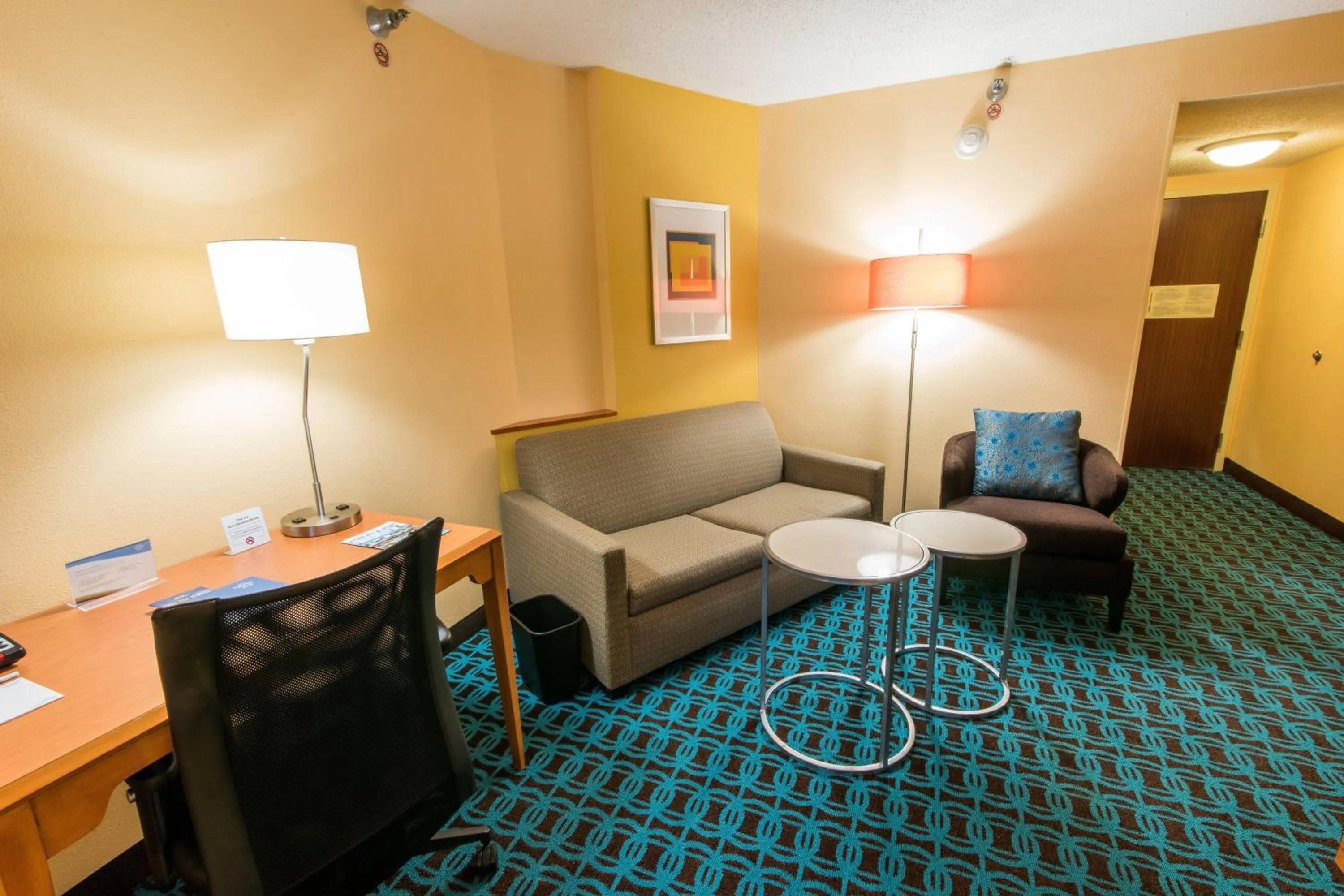 Living room in Fairfield by Marriott Chesapeake