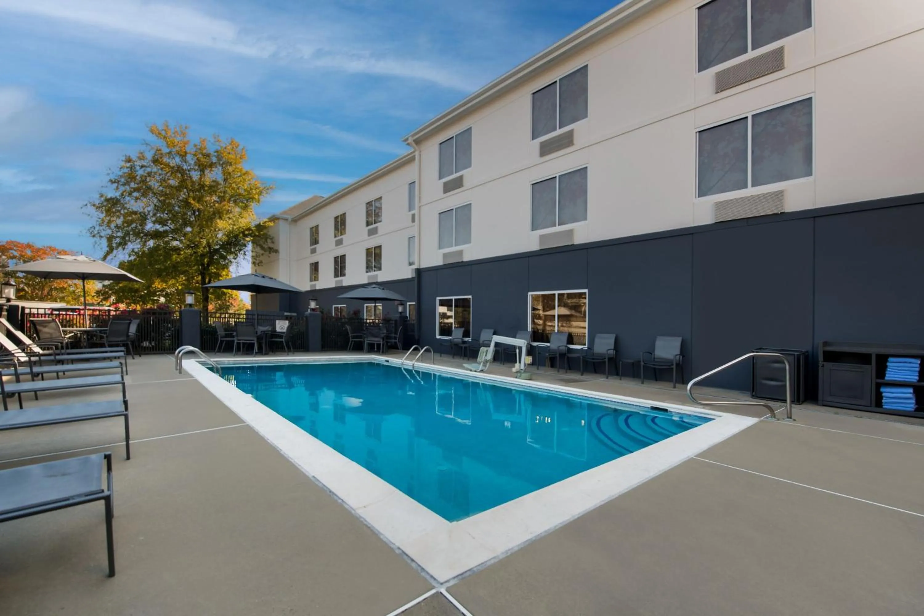Swimming pool in Fairfield by Marriott Chesapeake
