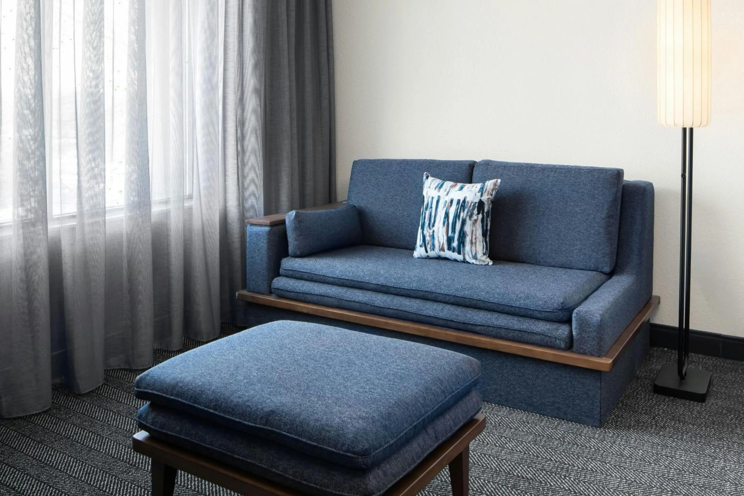 Photo of the whole room in Courtyard Chesapeake Greenbrier