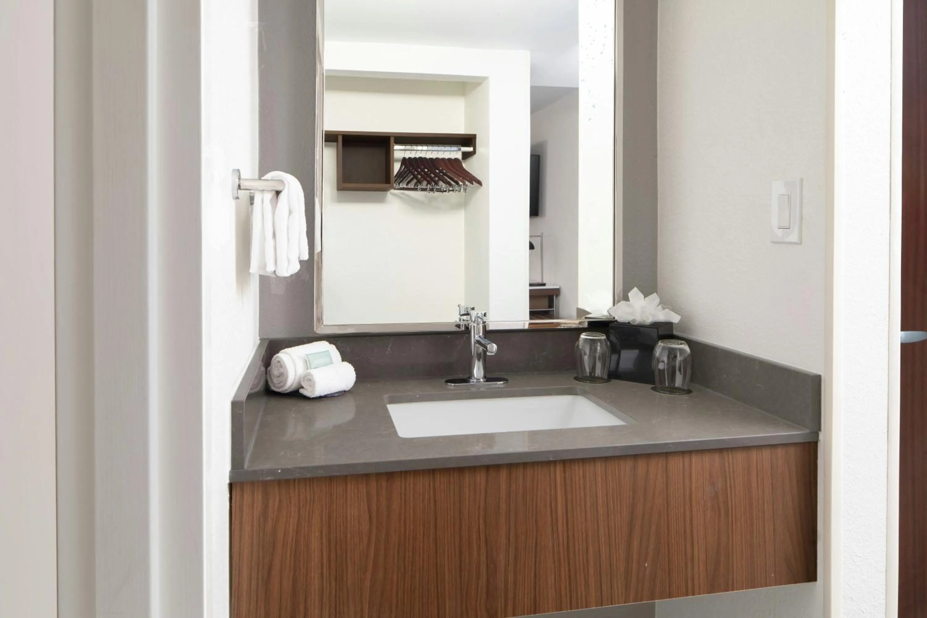 Photo of the whole room in Courtyard Chesapeake Greenbrier