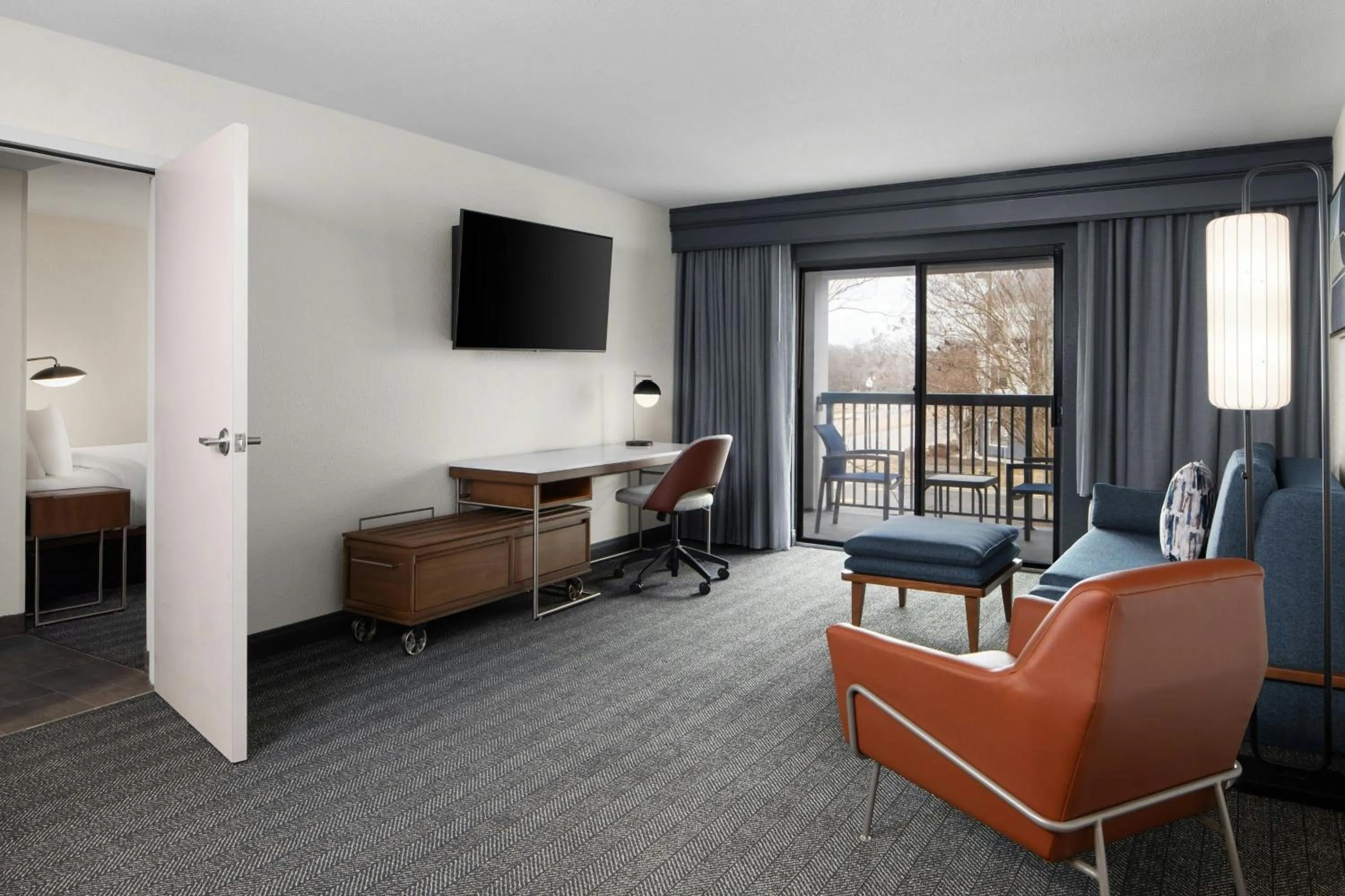 Living room in Courtyard Chesapeake Greenbrier