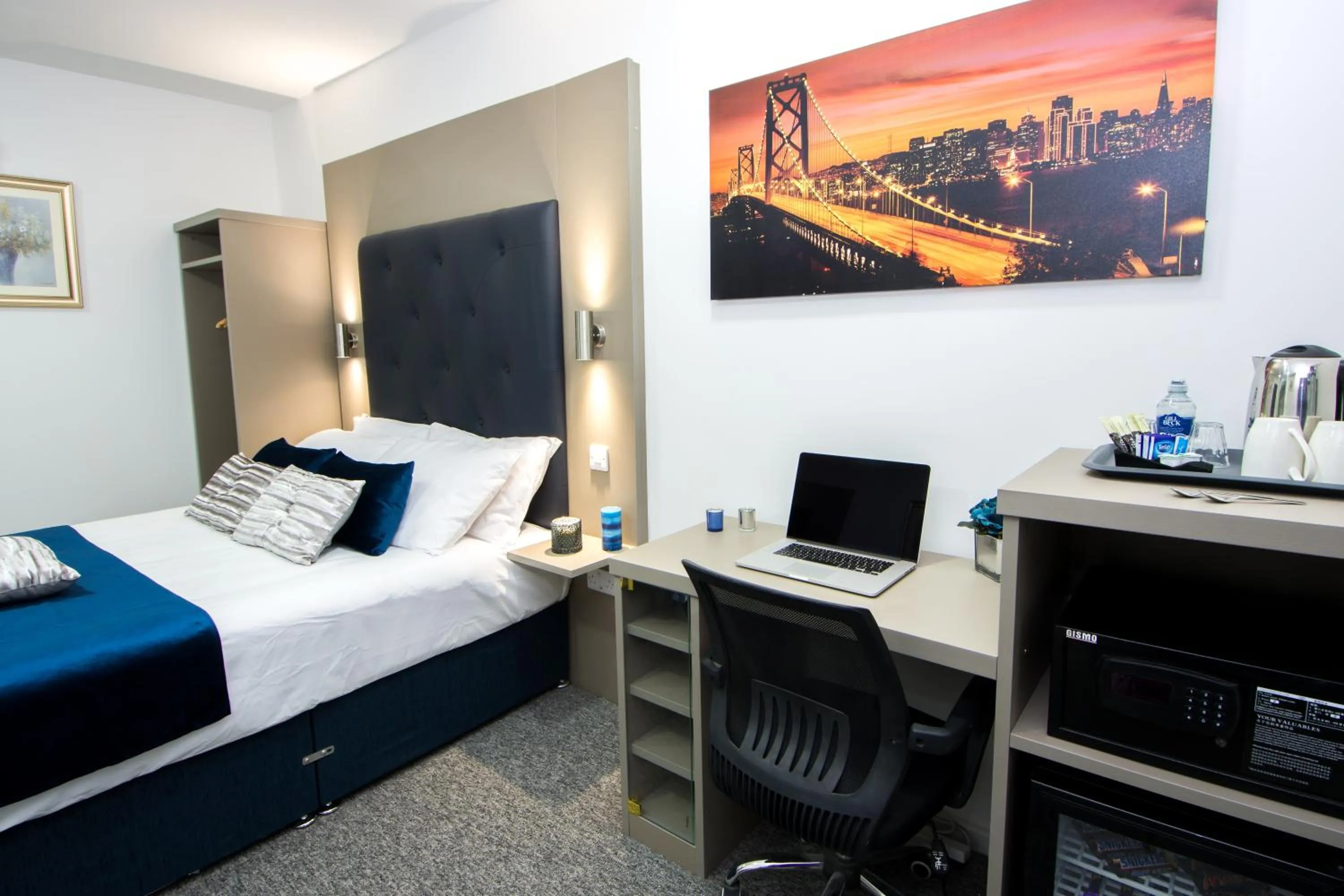 Kitchen or kitchenette, Bed in Abbey Hotel