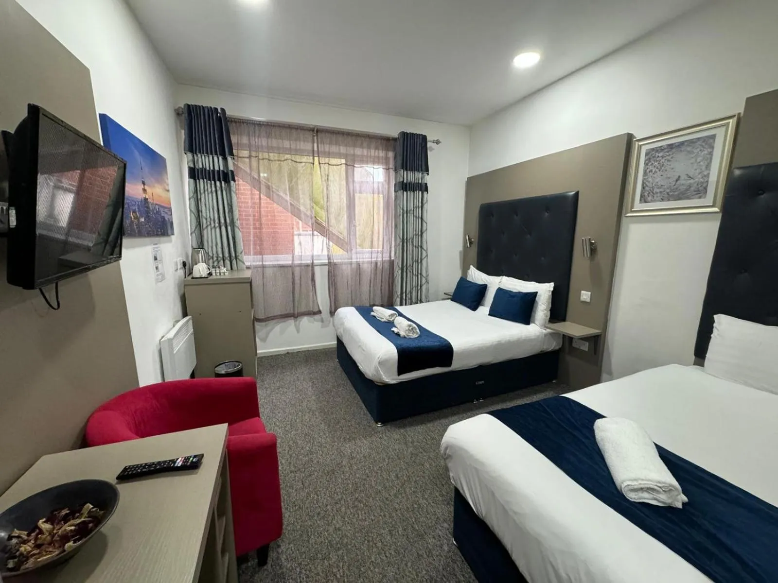 Bedroom, Bed in Abbey Hotel