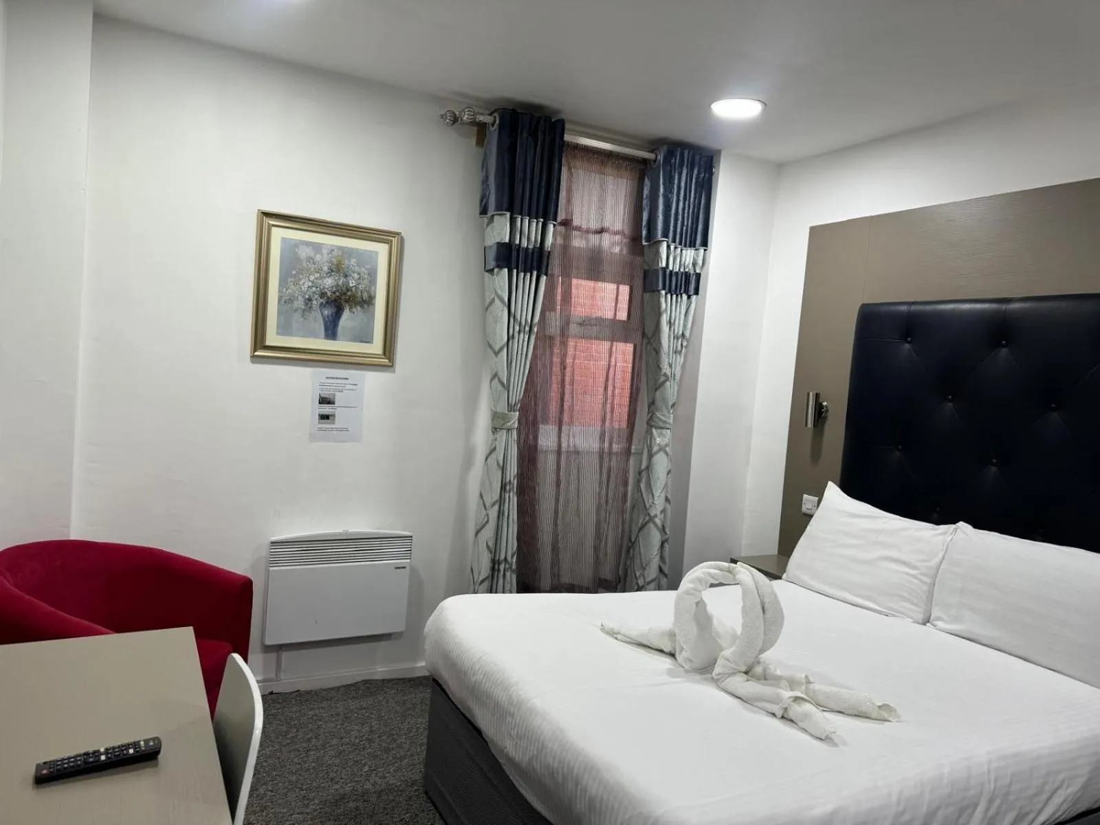 Bedroom, Bed in Abbey Hotel