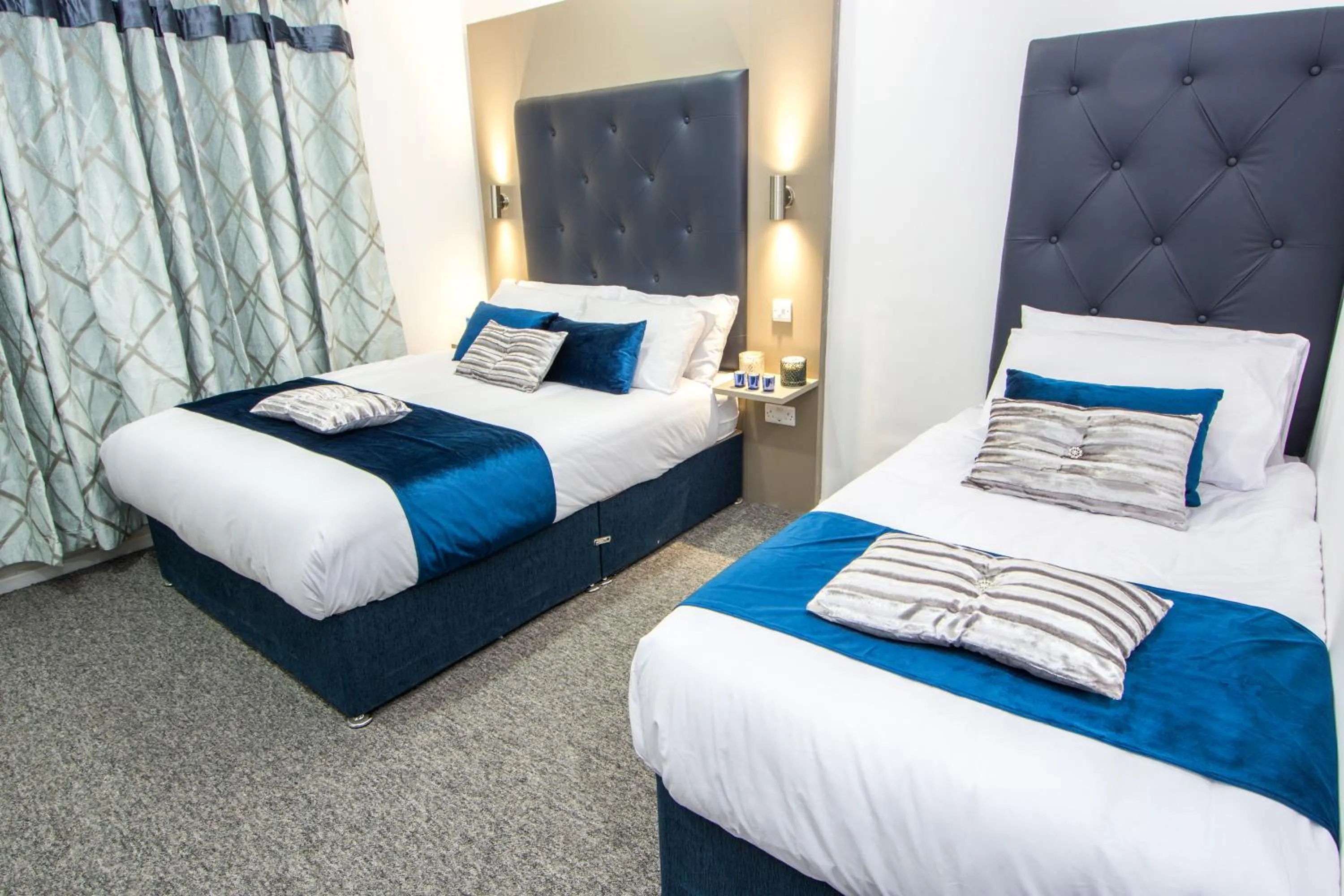 Bedroom, Bed in Abbey Hotel