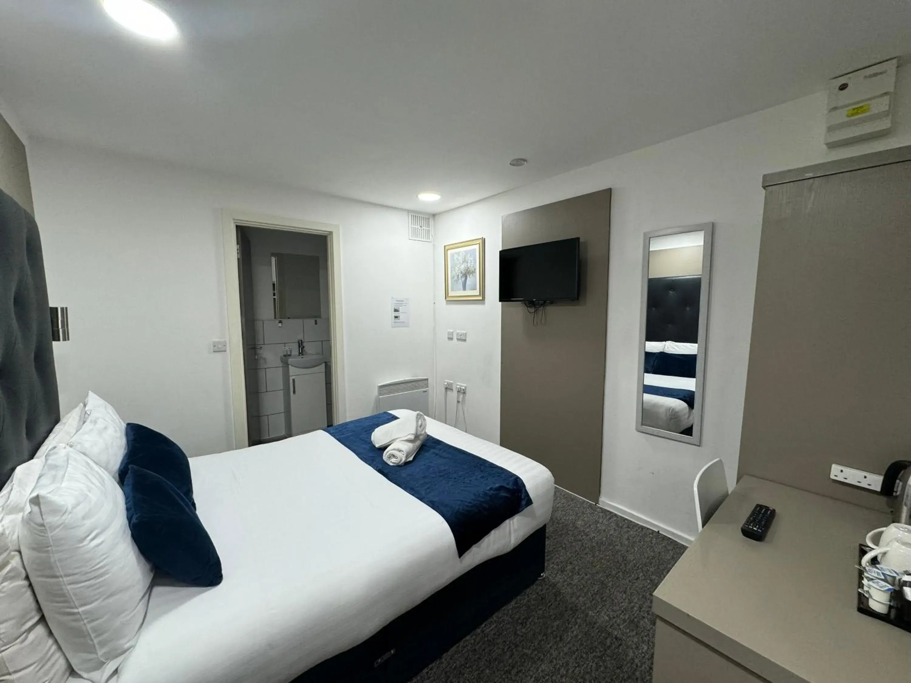 TV and multimedia, Bed in Abbey Hotel TV and multimedia, Bed in Abbey Hotel