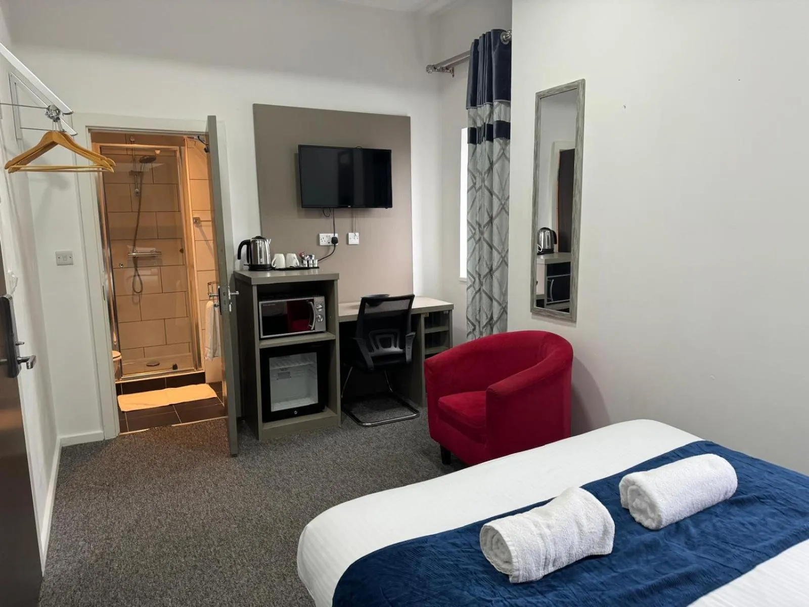 Bedroom, Bed in Abbey Hotel