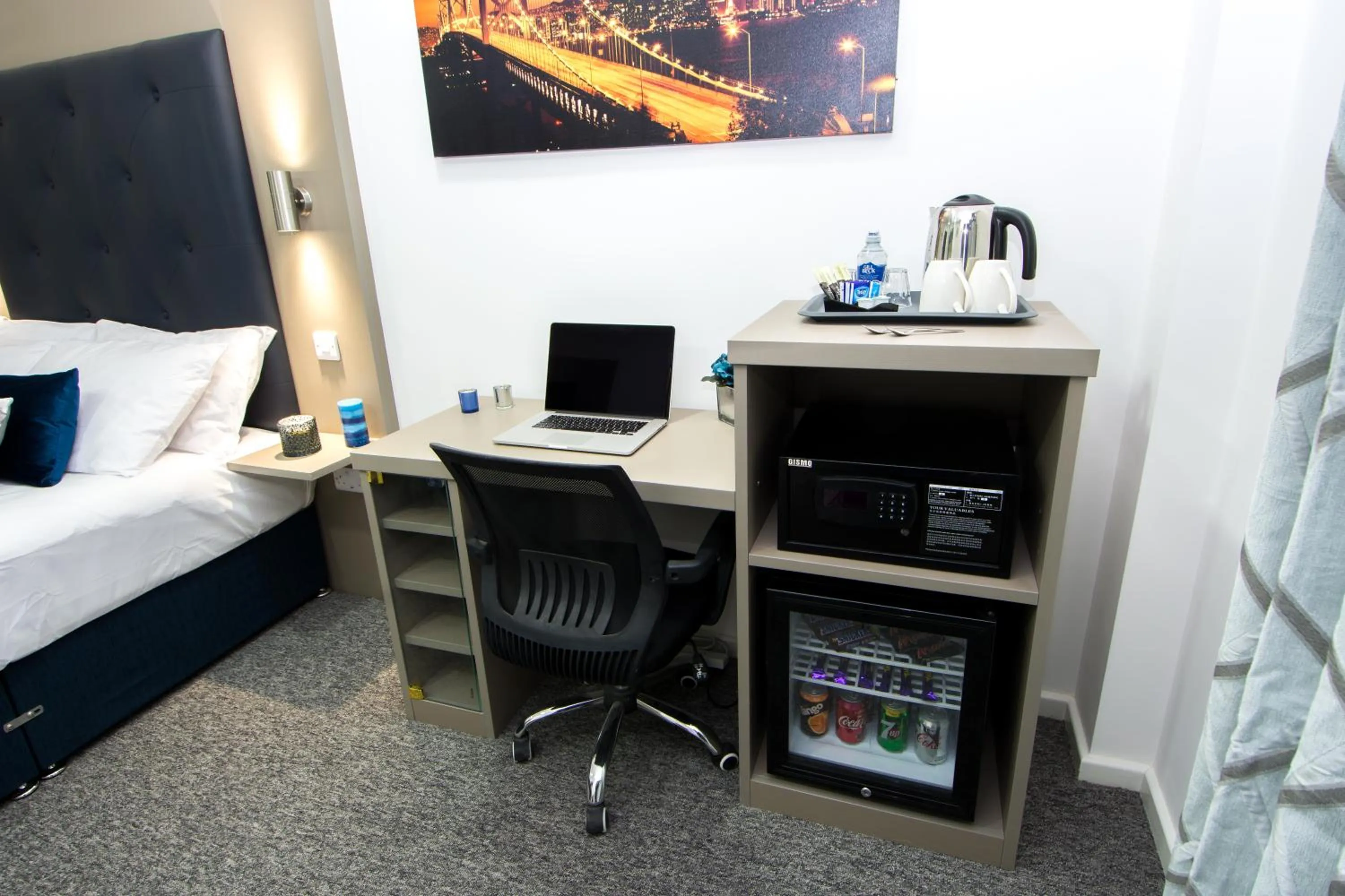 Coffee/tea facilities, Bed in Abbey Hotel