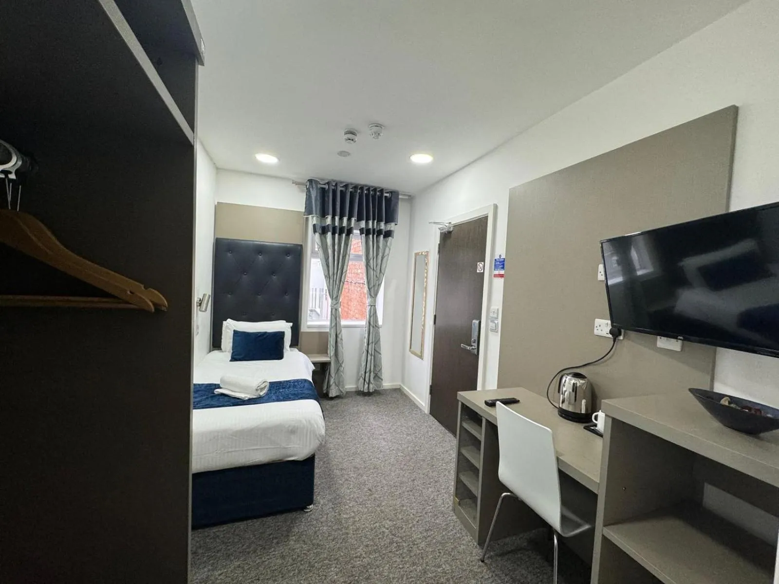 Bedroom, Bed in Abbey Hotel