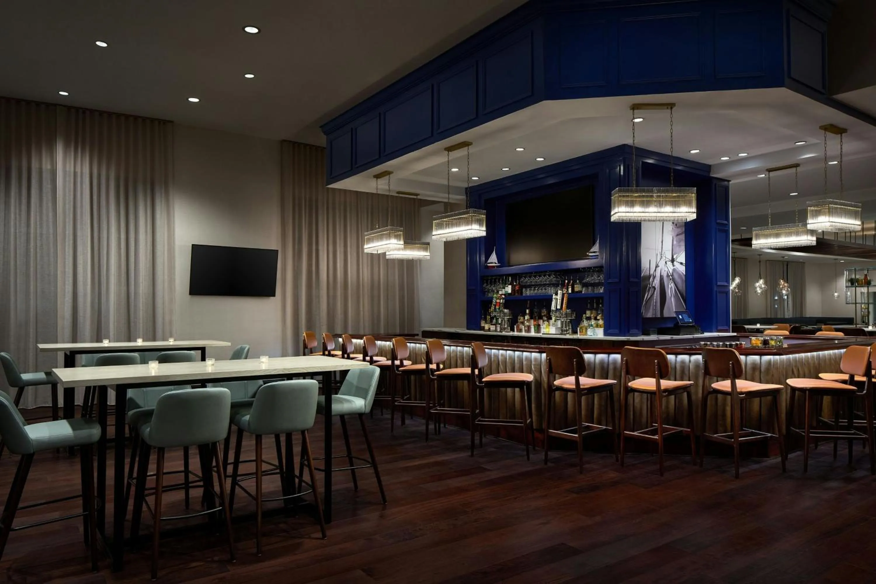 Lounge or bar in Renaissance Portsmouth-Norfolk Waterfront Hotel