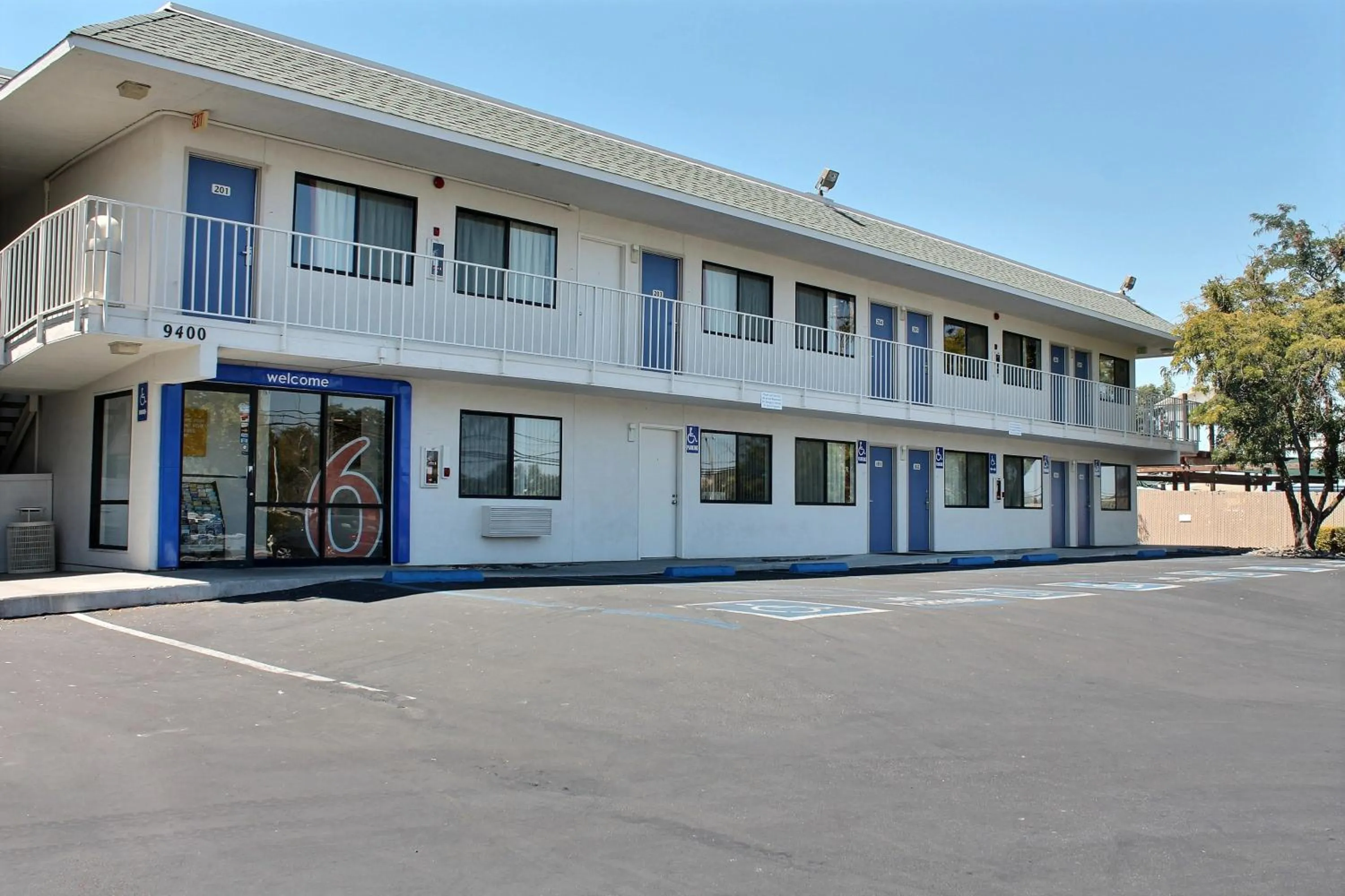 Facade/entrance in Motel 6-Atascadero, CA