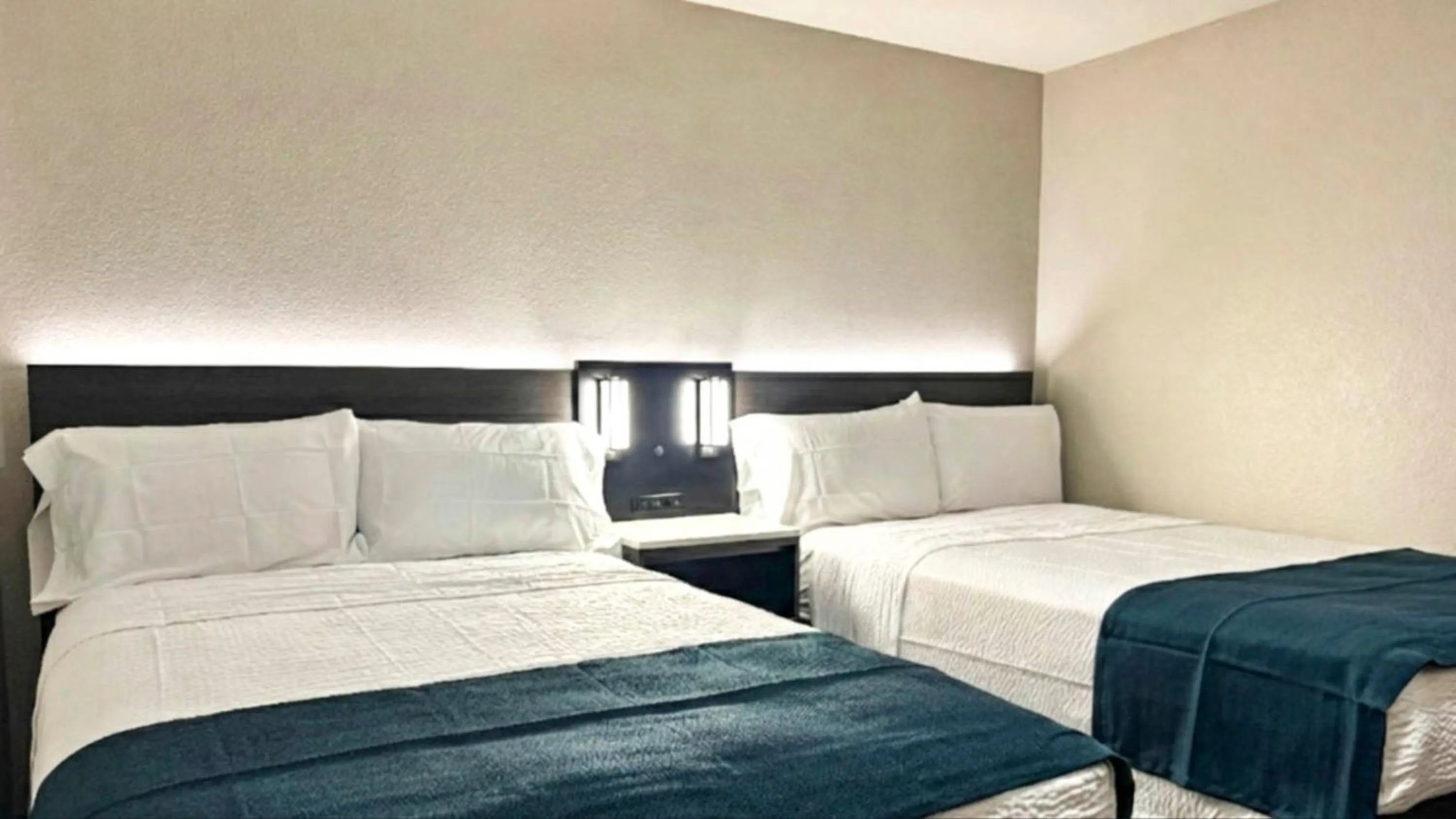 Bedroom, Bed in Motel 6-Atascadero, CA