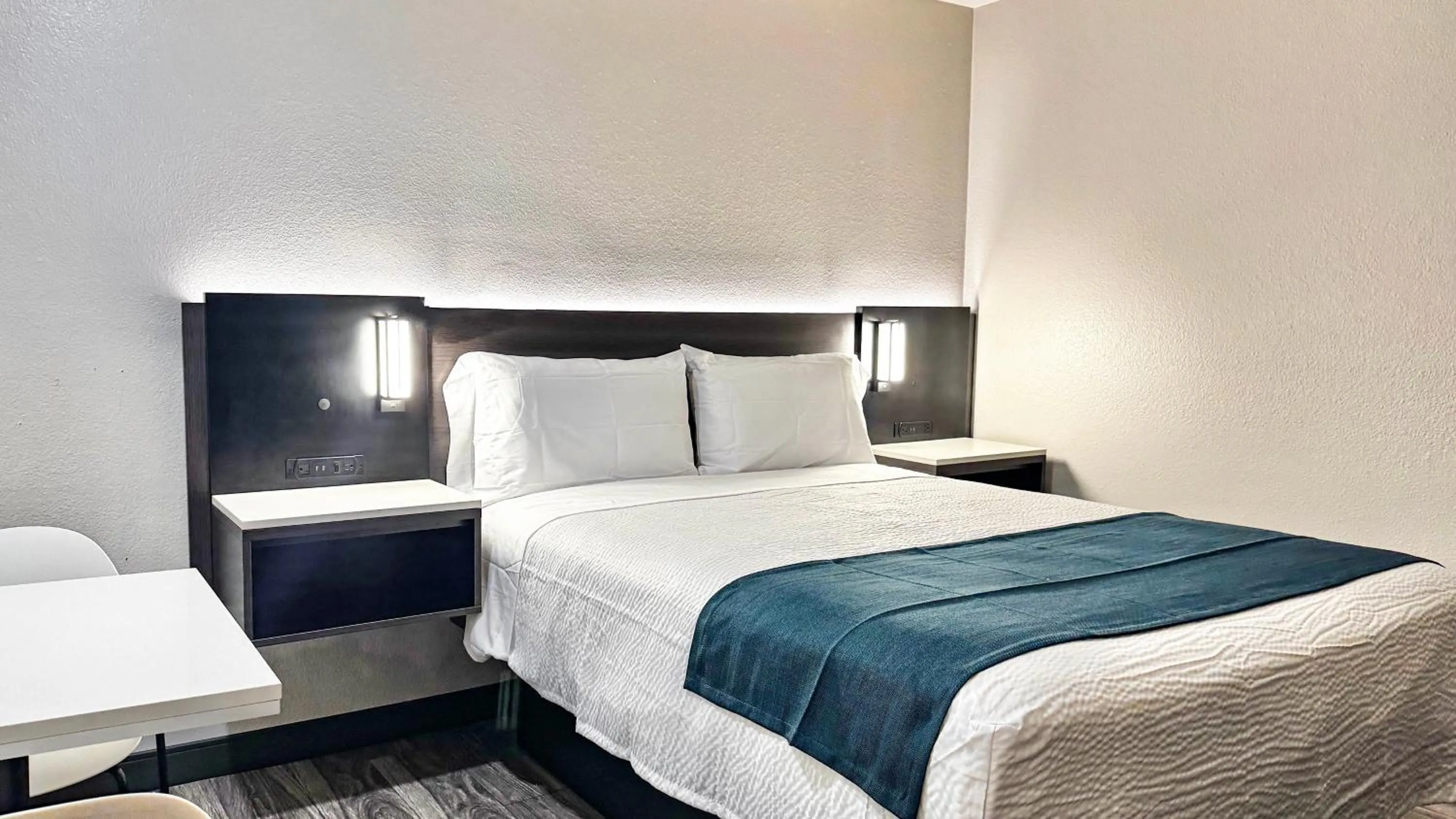 Bedroom, Bed in Motel 6-Atascadero, CA