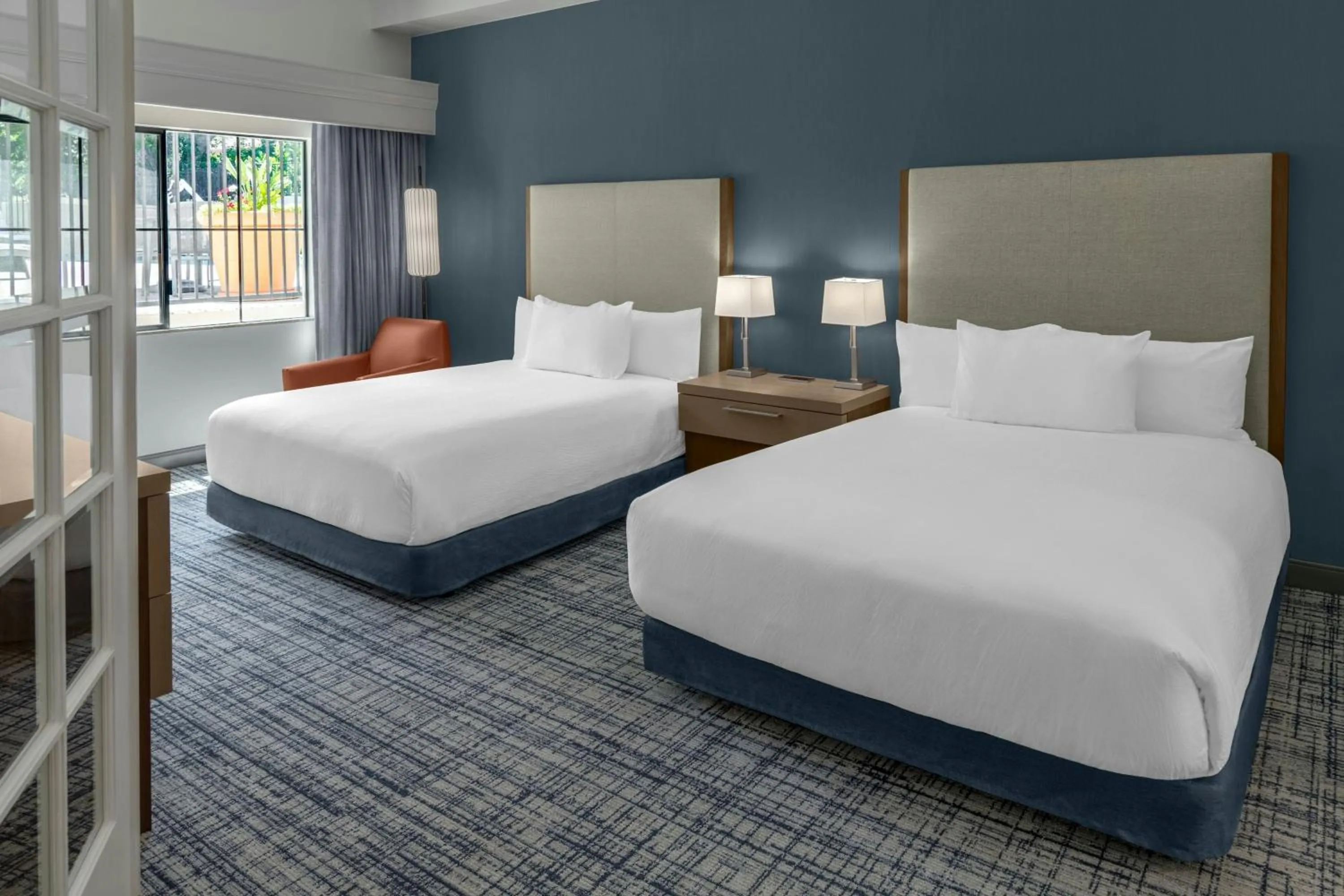 Photo of the whole room, Bed in Courtyard Palo Alto Los Altos