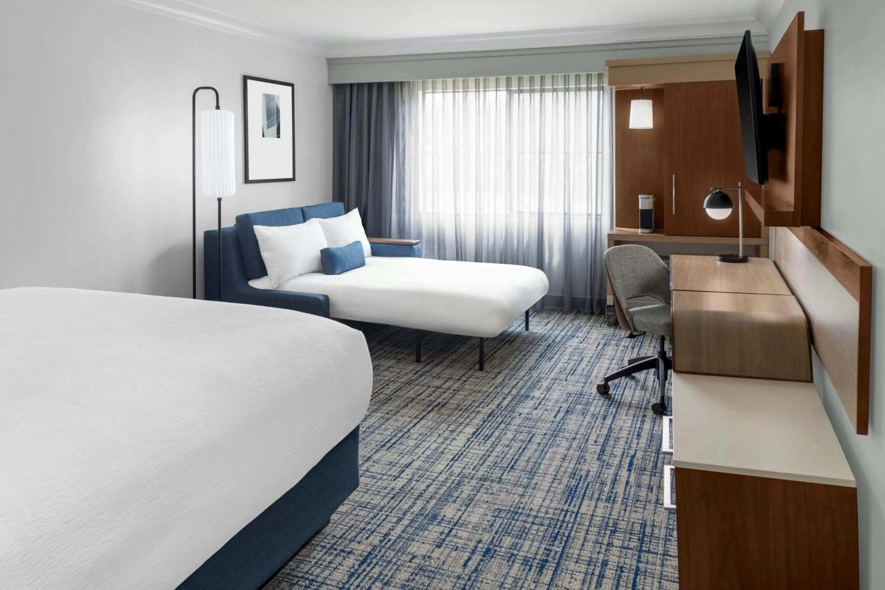 Photo of the whole room, Bed in Courtyard Palo Alto Los Altos