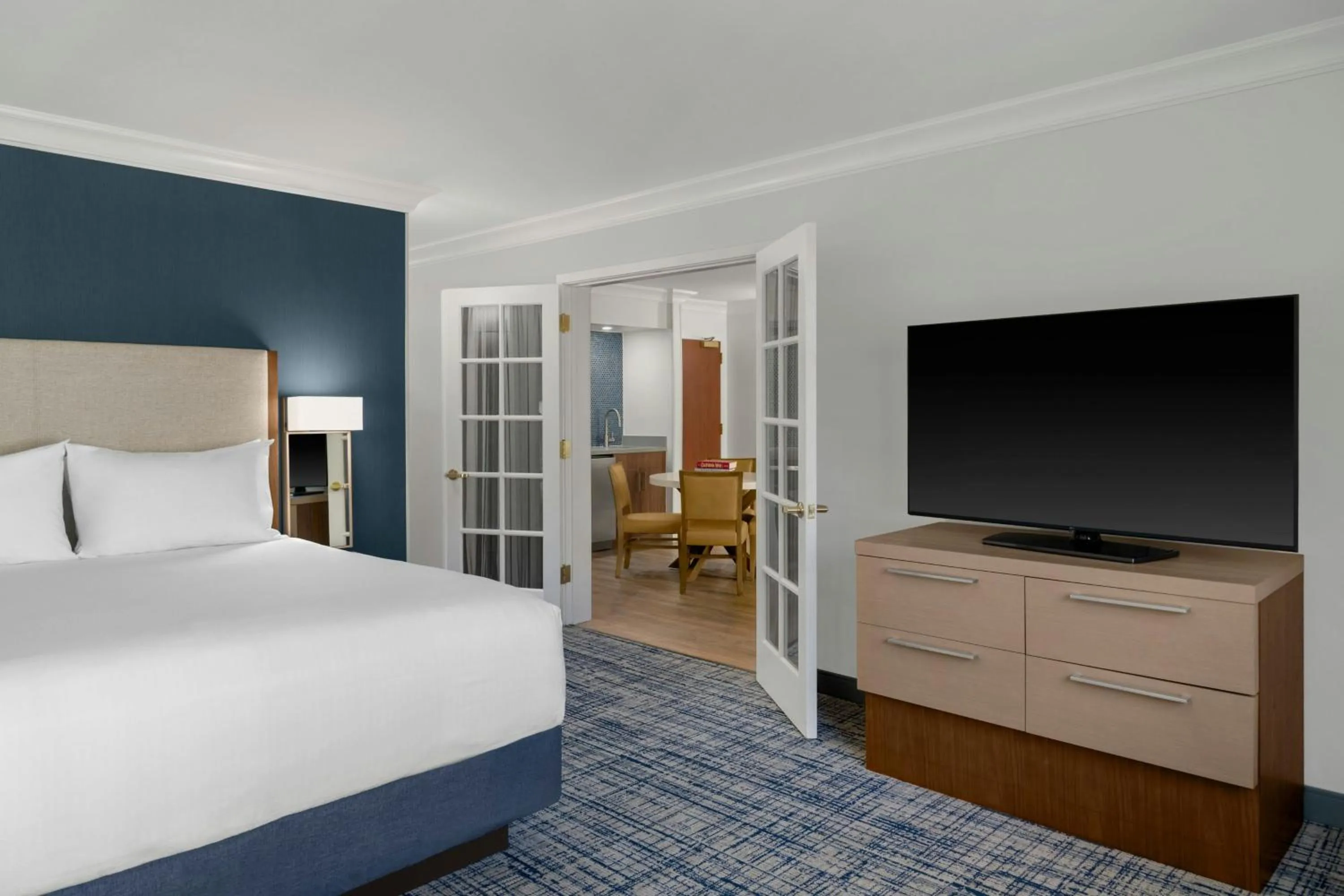 Photo of the whole room, Bed in Courtyard Palo Alto Los Altos