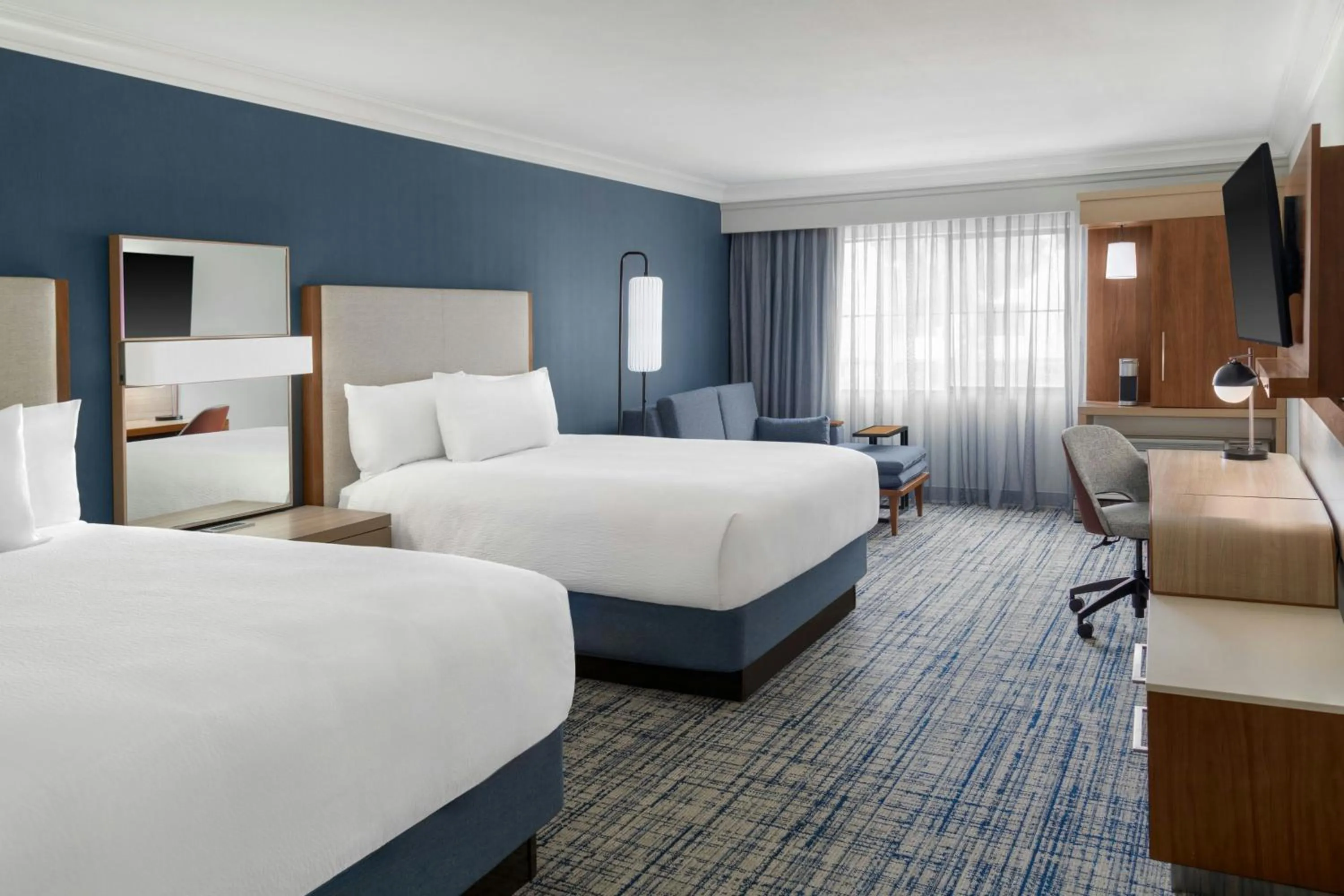 Photo of the whole room, Bed in Courtyard Palo Alto Los Altos