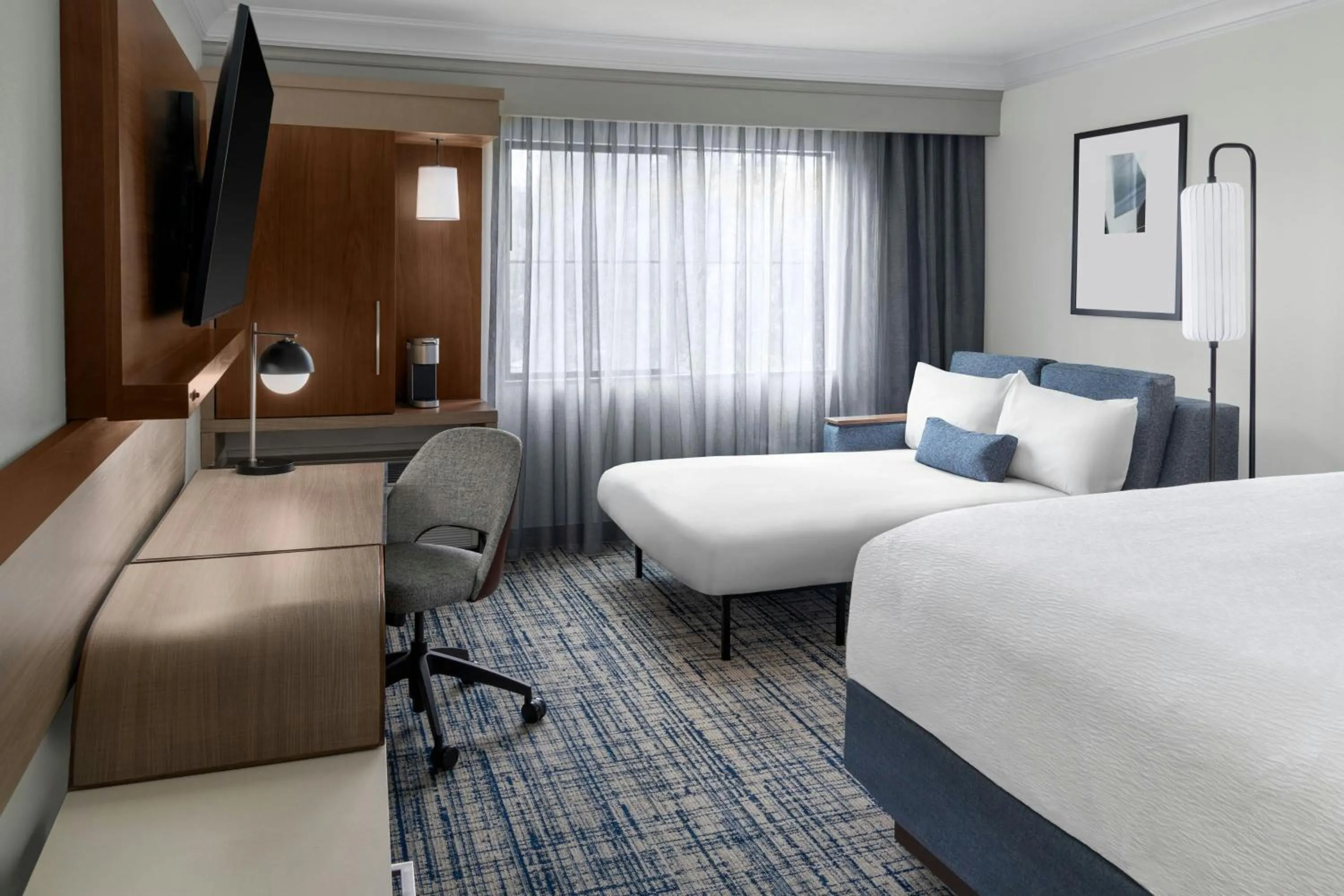 Photo of the whole room, Bed in Courtyard Palo Alto Los Altos