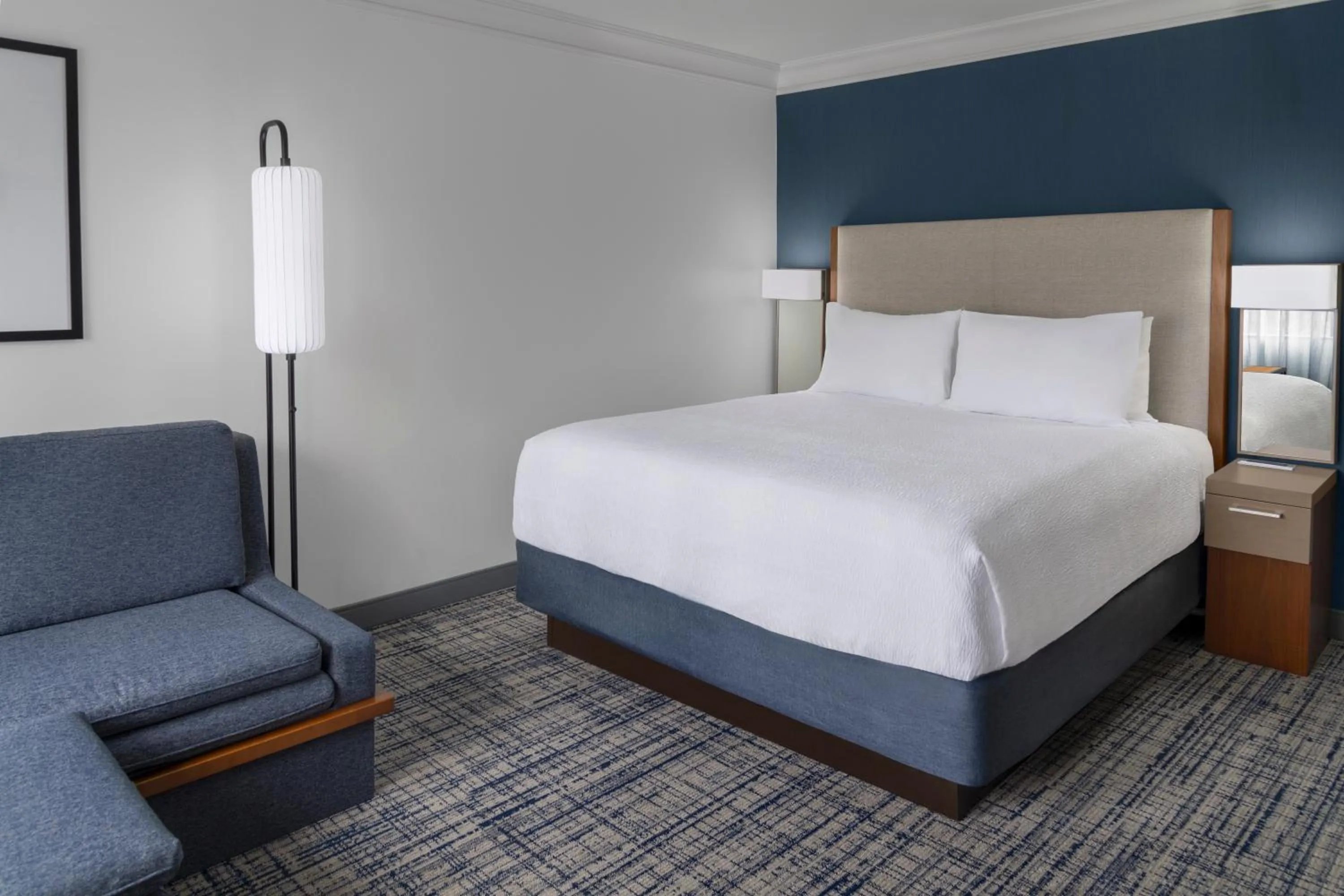 Bed in Courtyard Palo Alto Los Altos