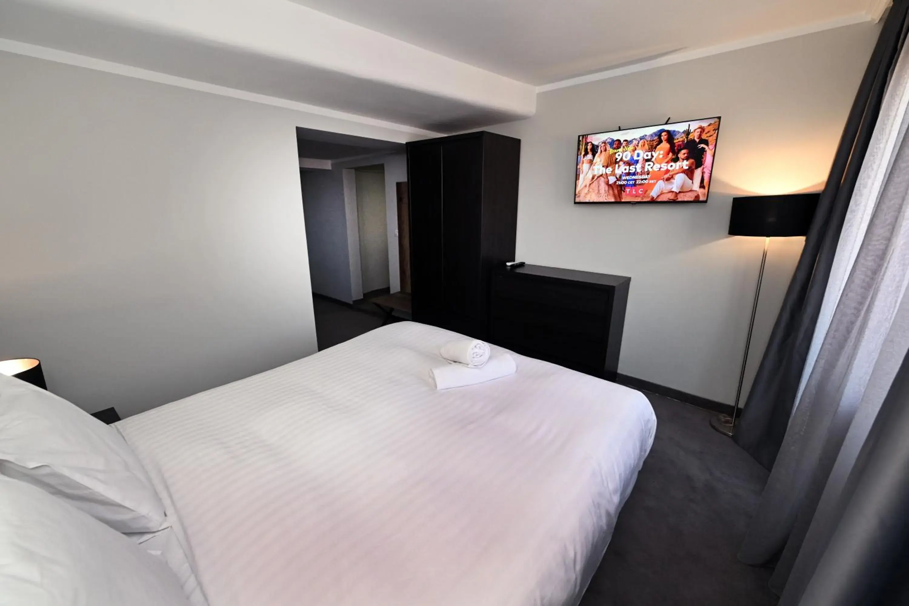 Two-Bedroom Apartment with Balcony - single occupancy in Alexandar Square Apartments Two-Bedroom Apartment with Balcony - single occupancy in Alexandar Square Apartments