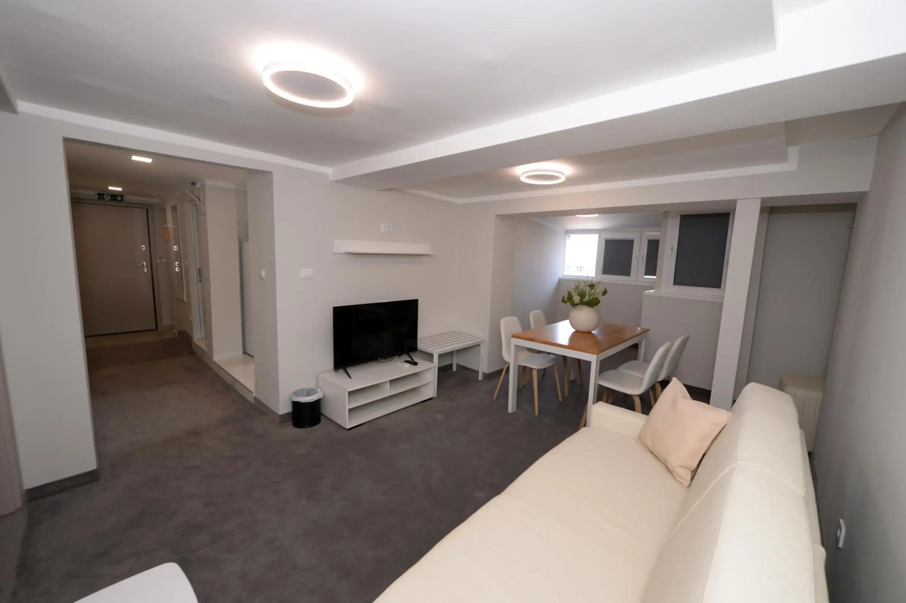 Deluxe One-Bedroom Apartment - single occupancy in Alexandar Square Apartments Deluxe One-Bedroom Apartment - single occupancy in Alexandar Square Apartments