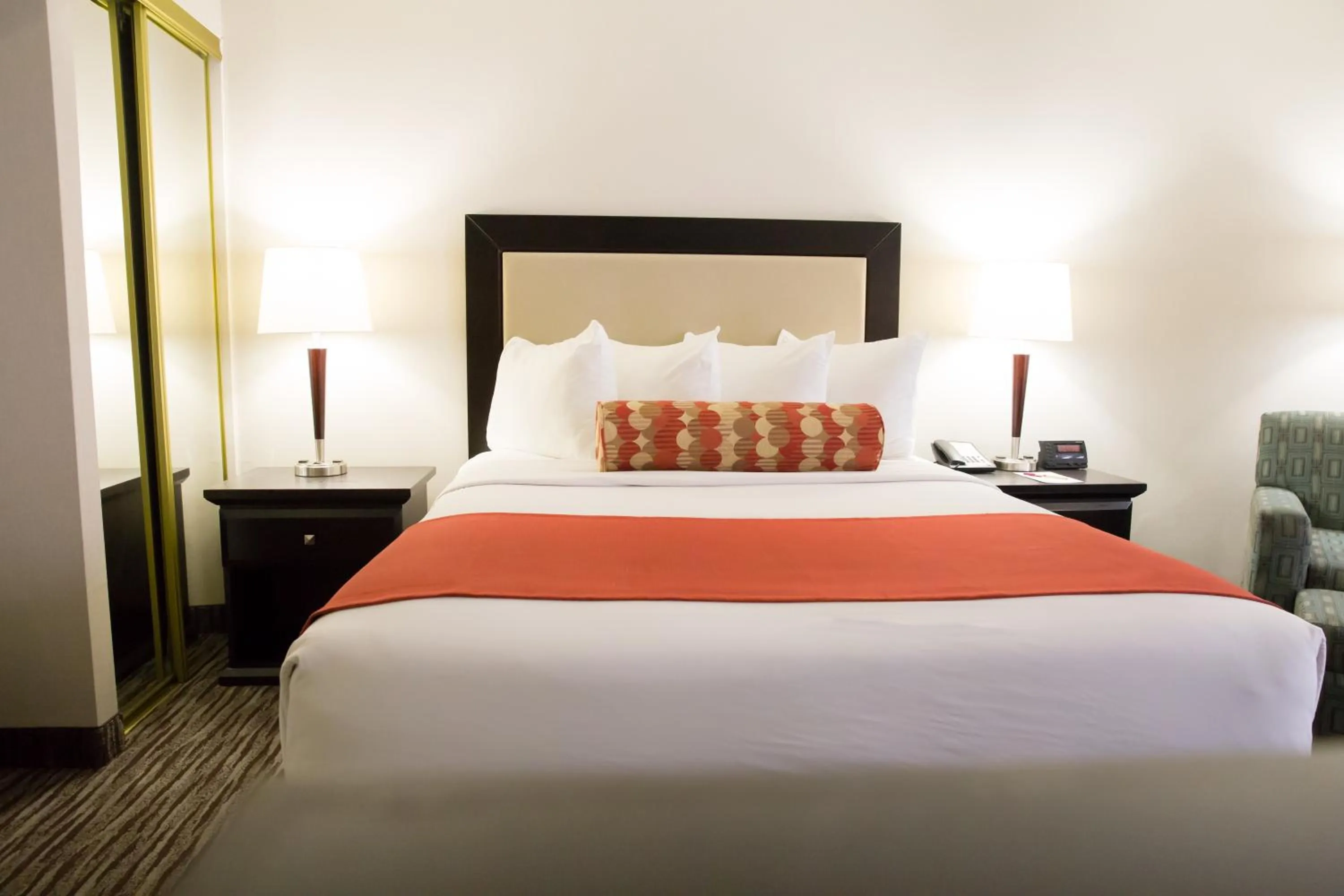 Bed in Admiral Inn Hamilton