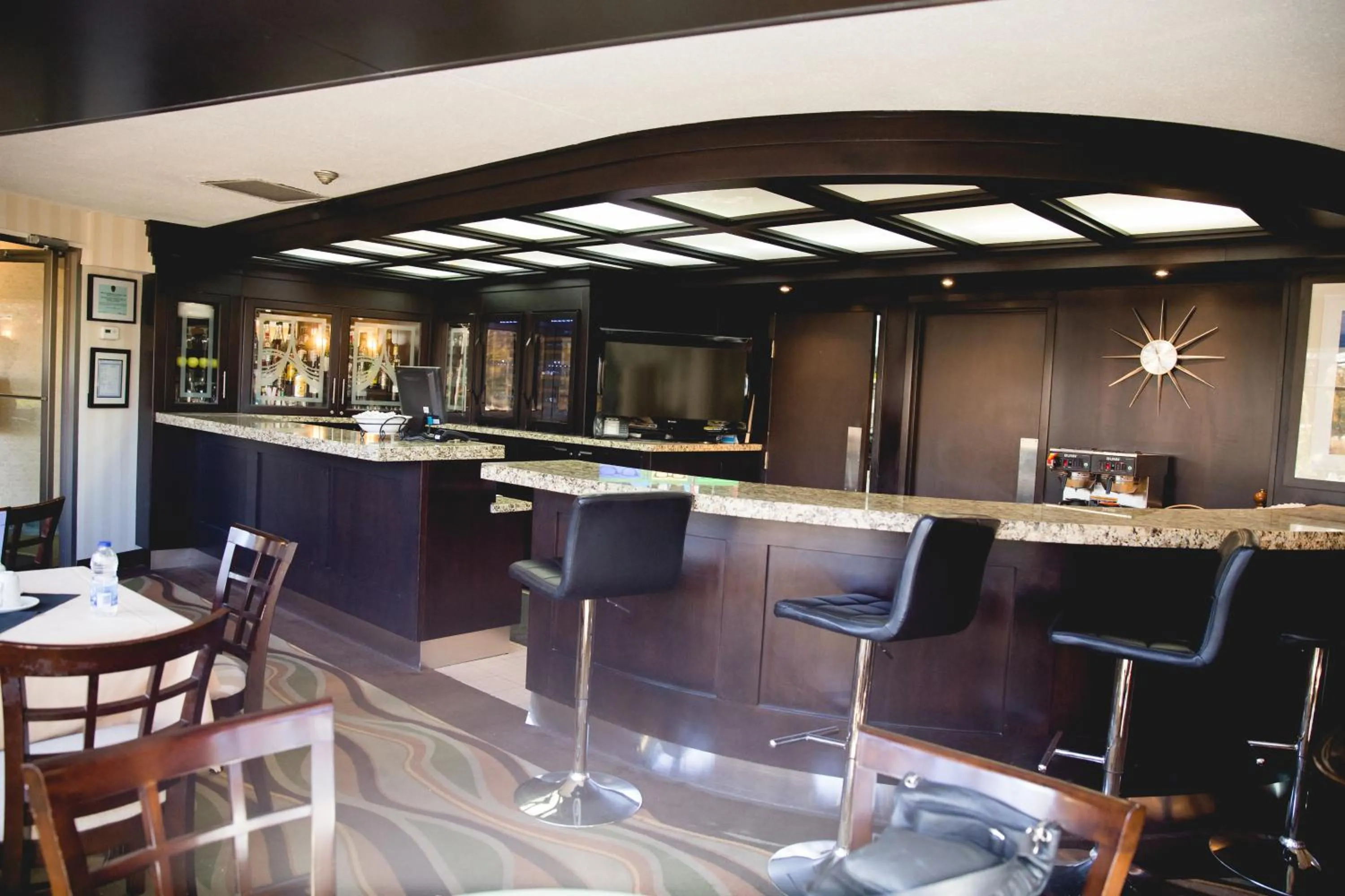 Restaurant/places to eat in Admiral Inn Hamilton