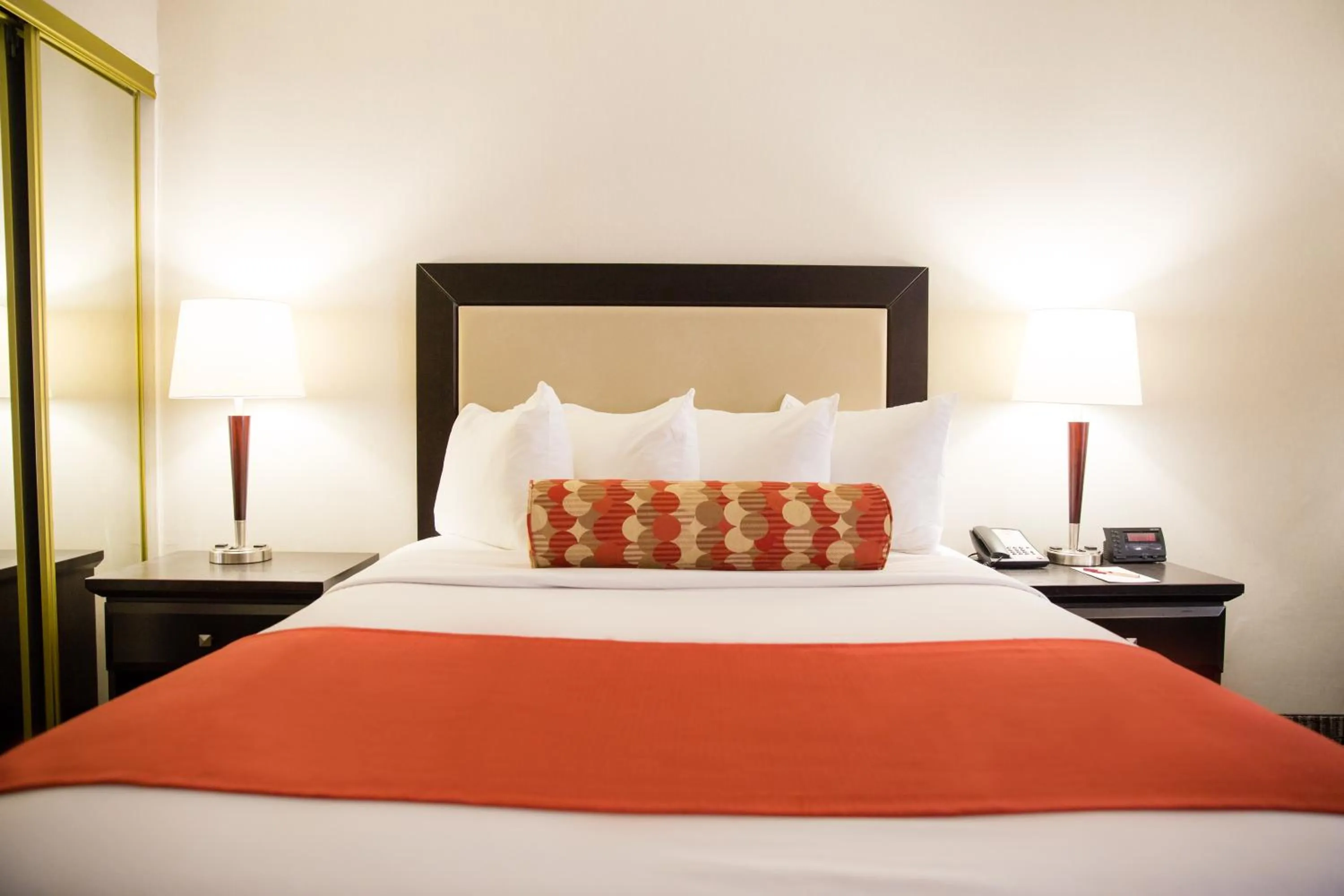 Bed in Admiral Inn Hamilton