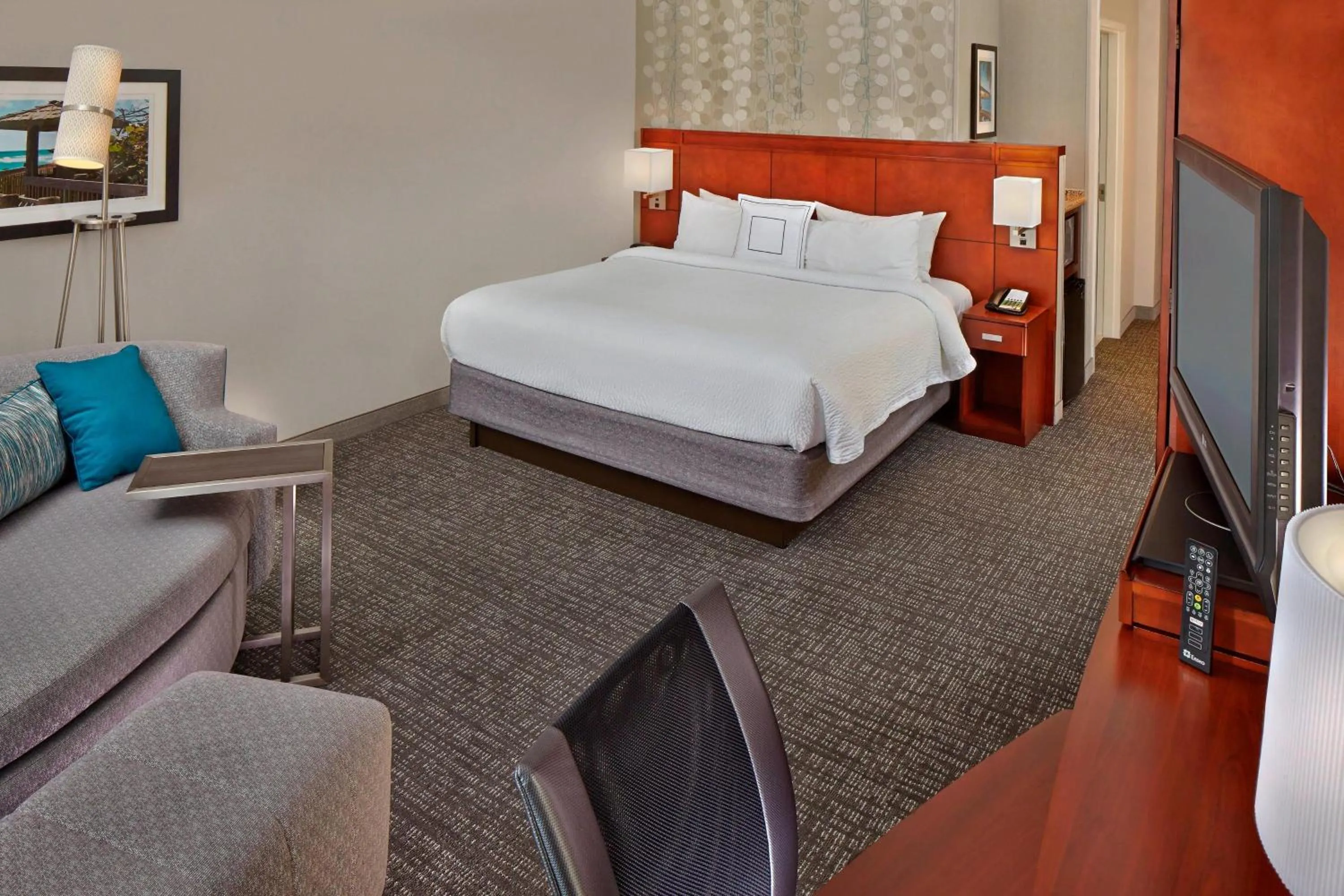Photo of the whole room, Bed in Courtyard by Marriott Stuart