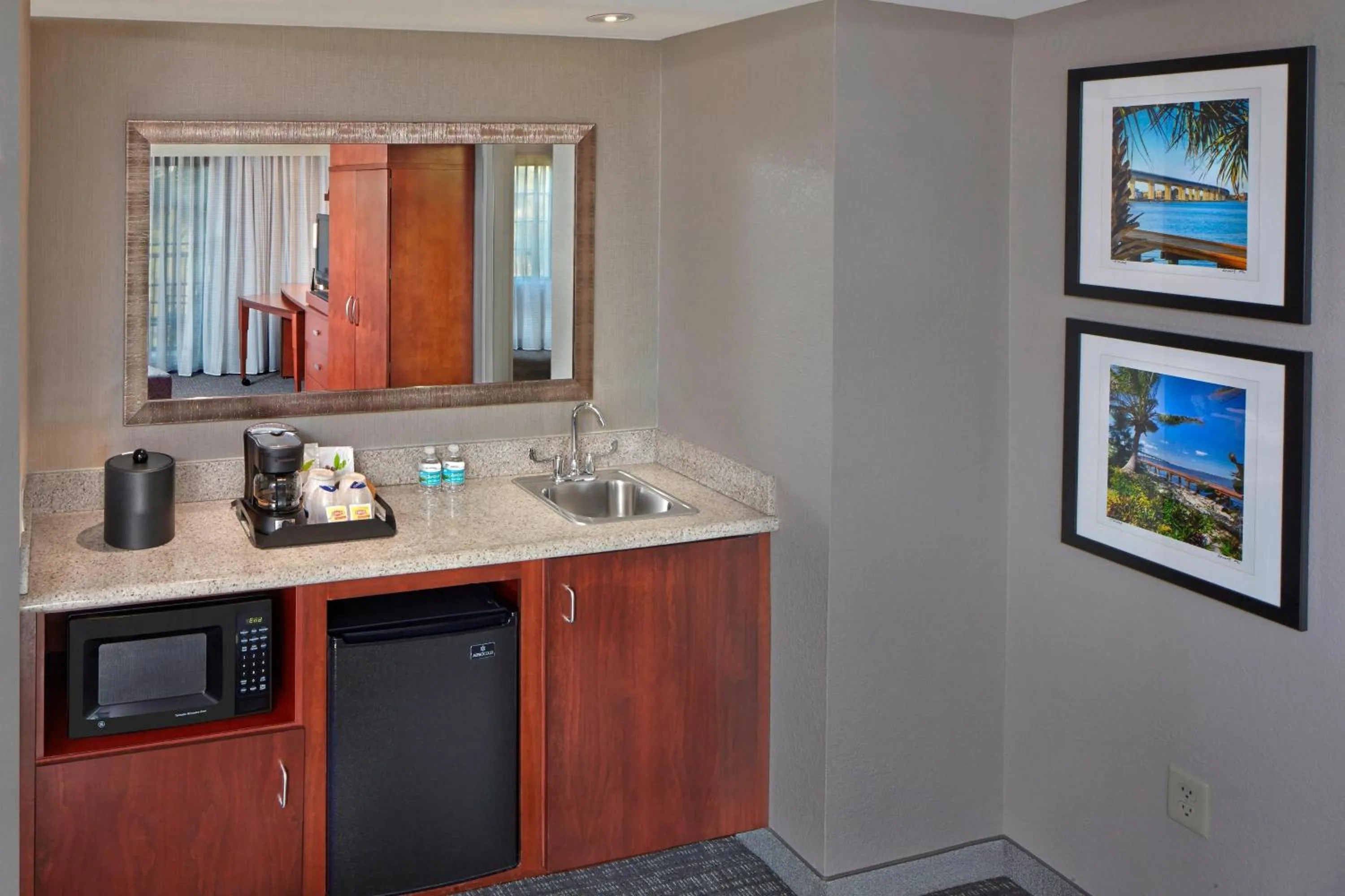 Lounge or bar in Courtyard by Marriott Stuart