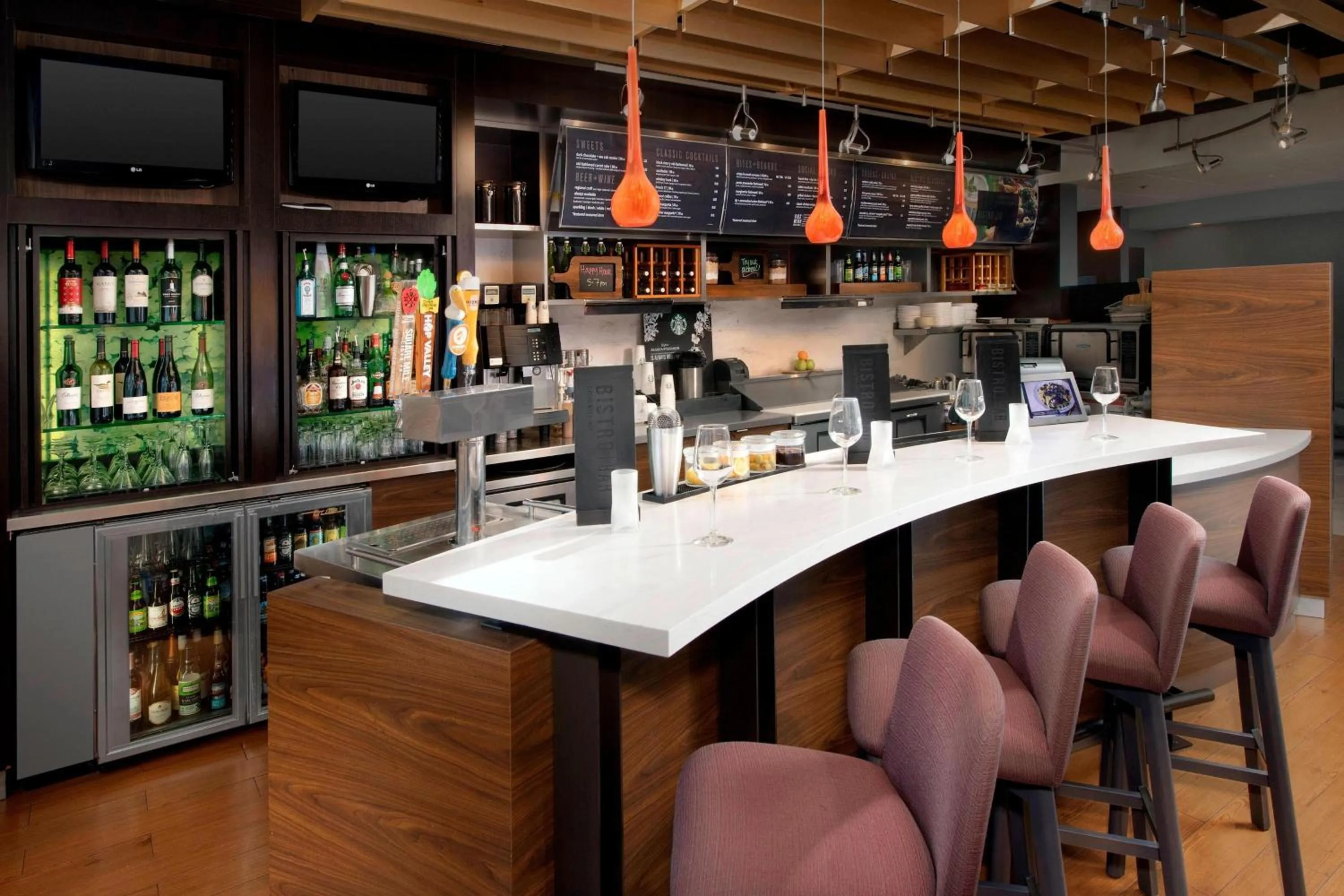 Lounge or bar in Courtyard by Marriott Portland Hillsboro