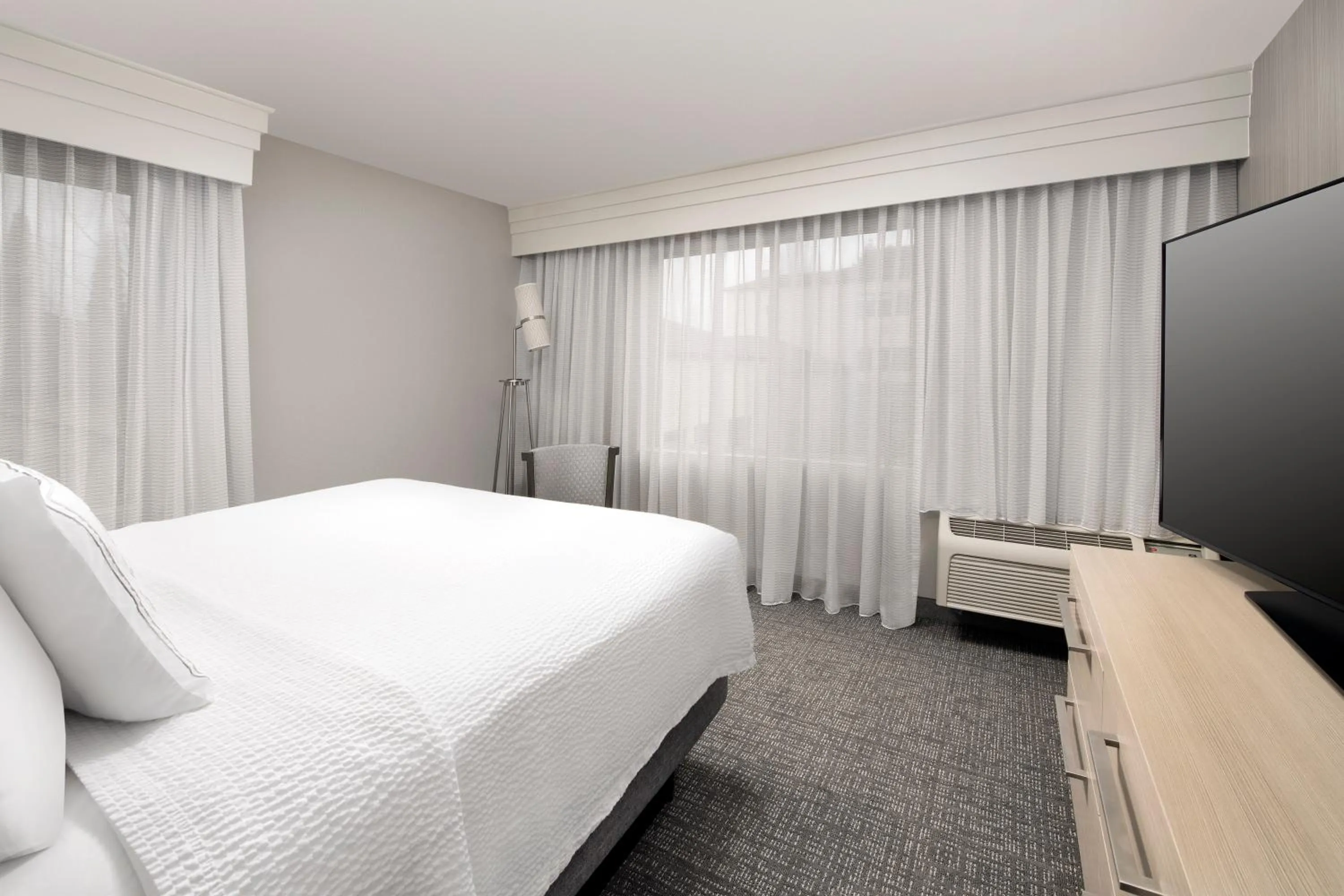 Bedroom, Bed in Courtyard by Marriott Portland Hillsboro