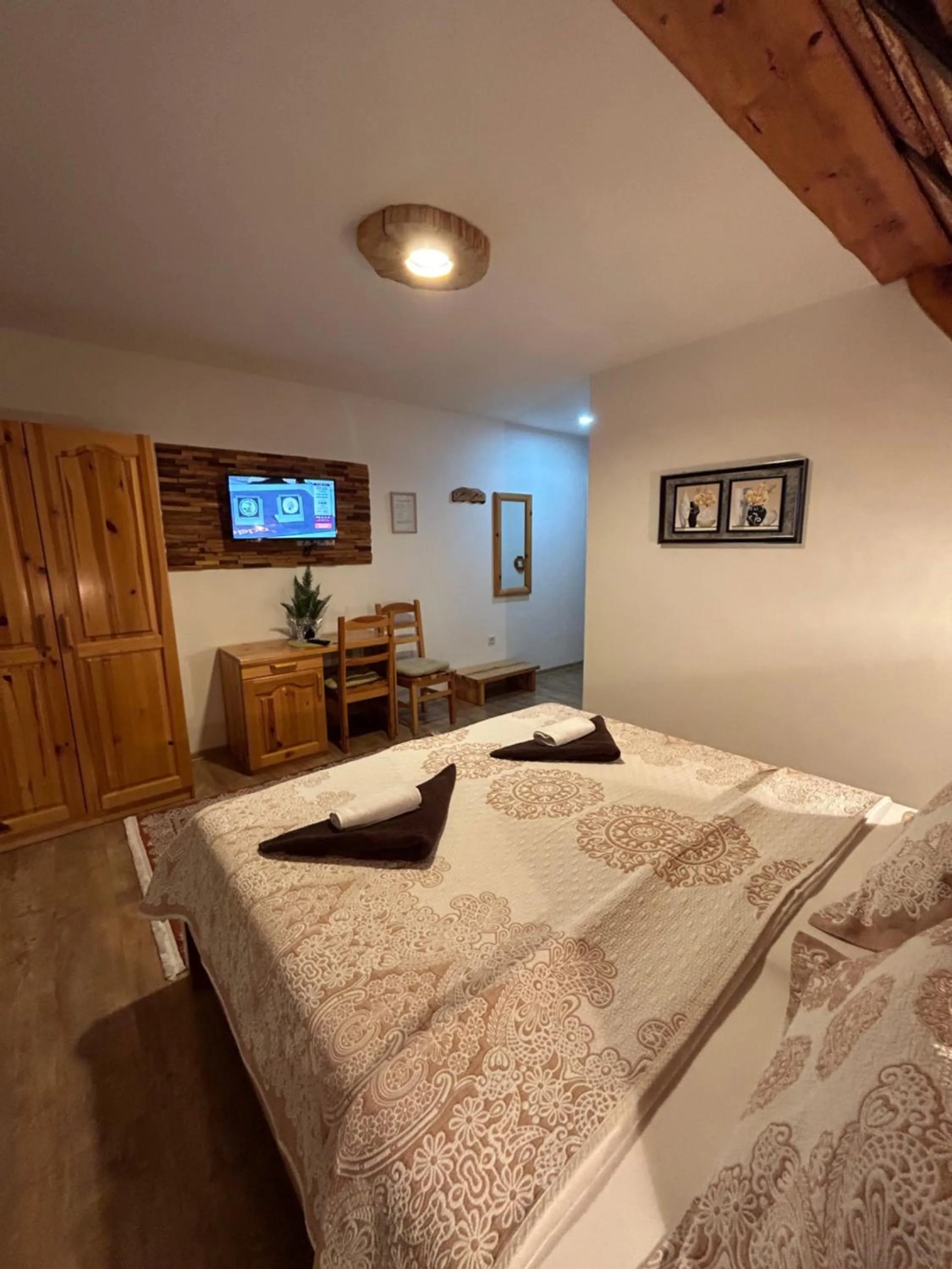 Bed in Rustic Lodge Plitvice