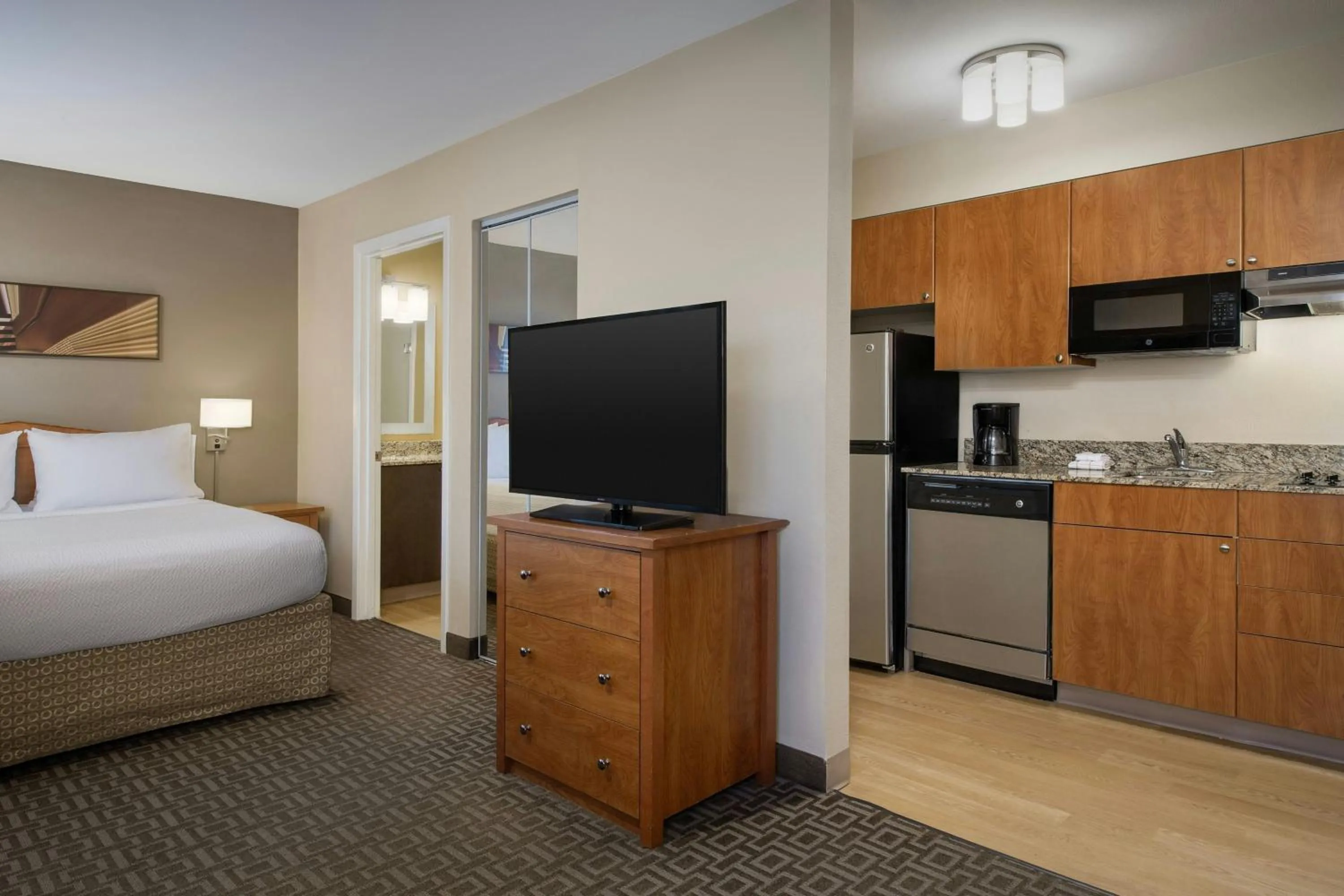 Kitchen or kitchenette, Bed in TownePlace Suites by Marriott Portland Hillsboro