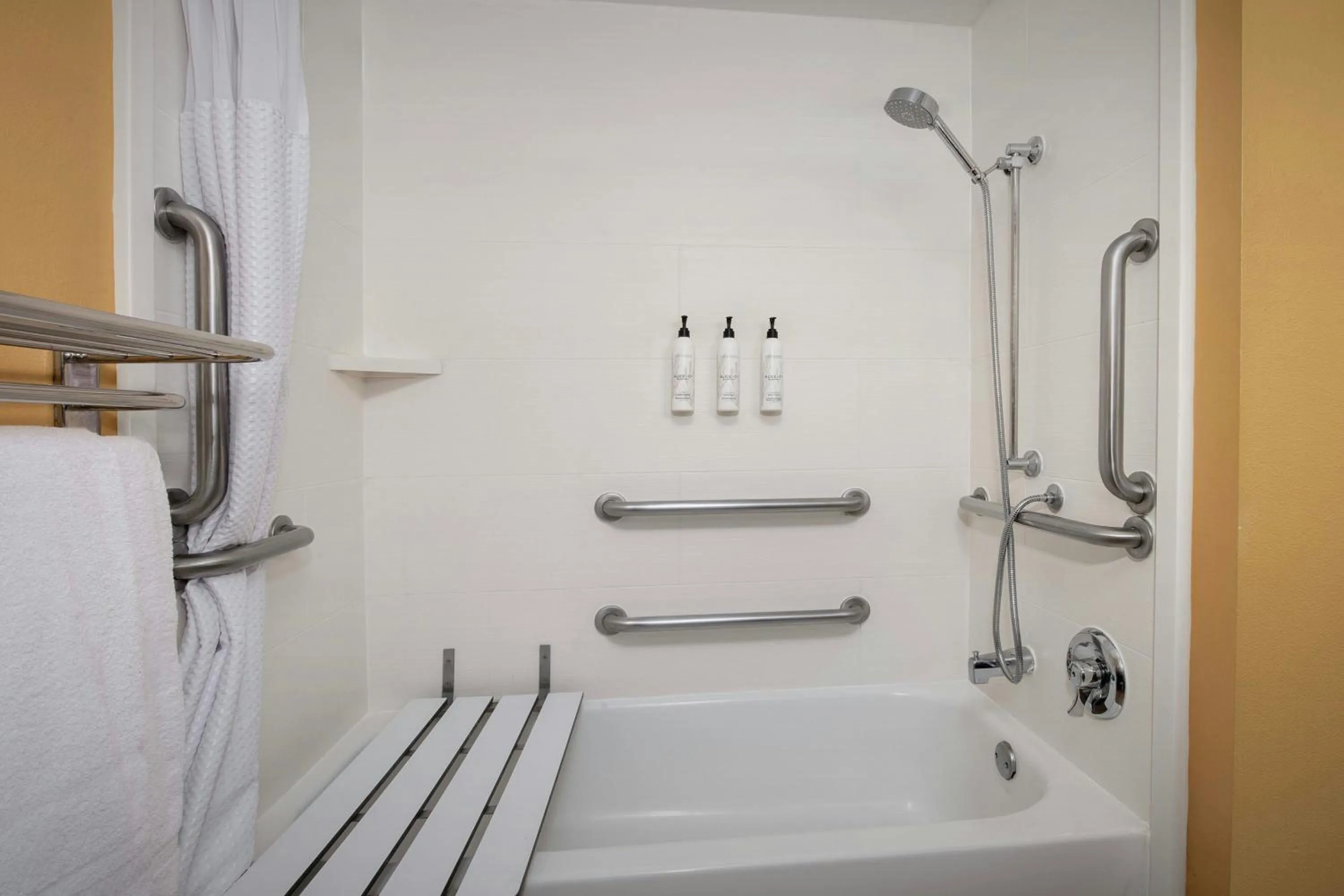 Bathroom in TownePlace Suites by Marriott Portland Hillsboro