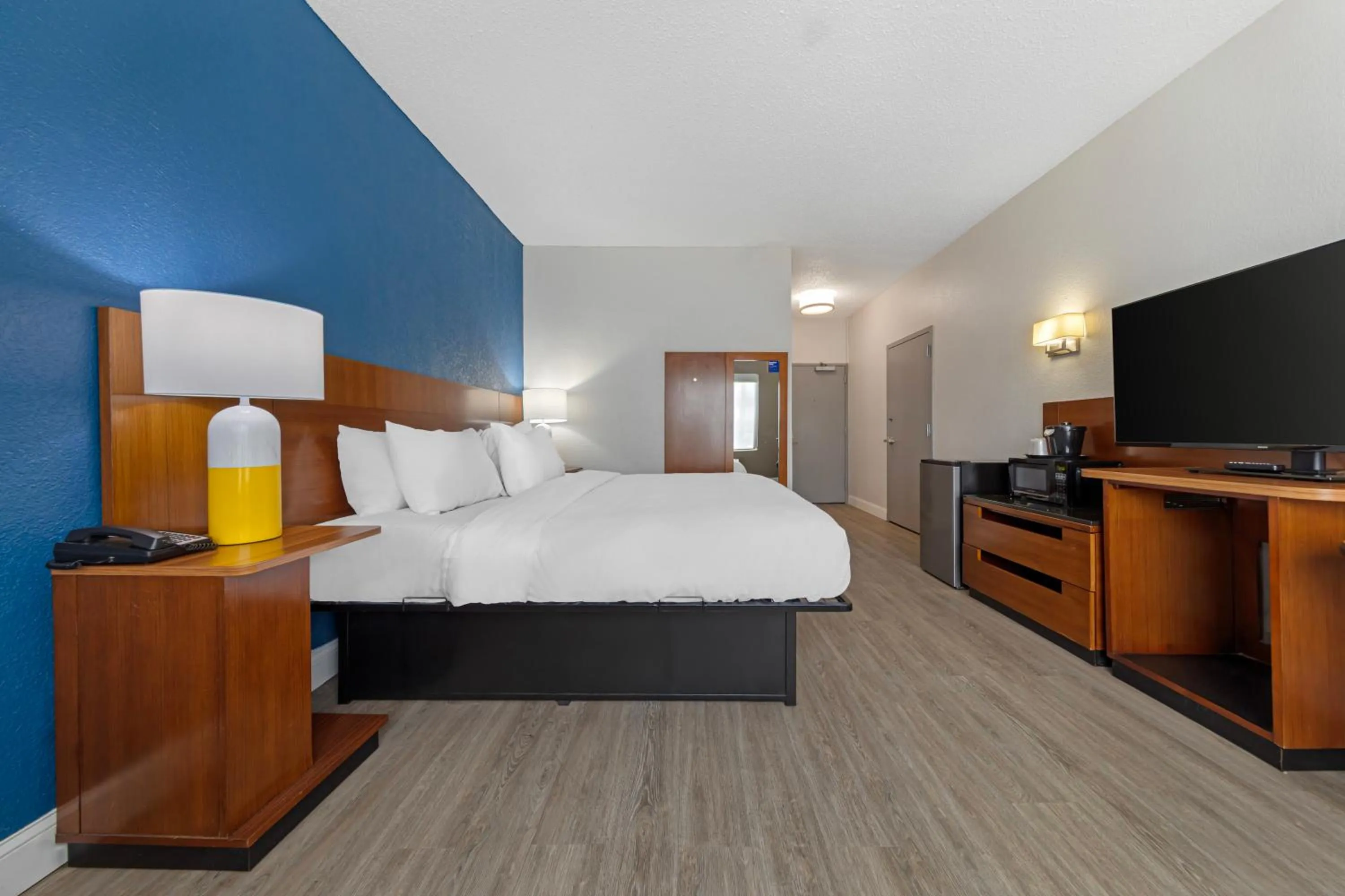 Photo of the whole room, Bed in Comfort Inn & Suites Mt Laurel-Philadelphia