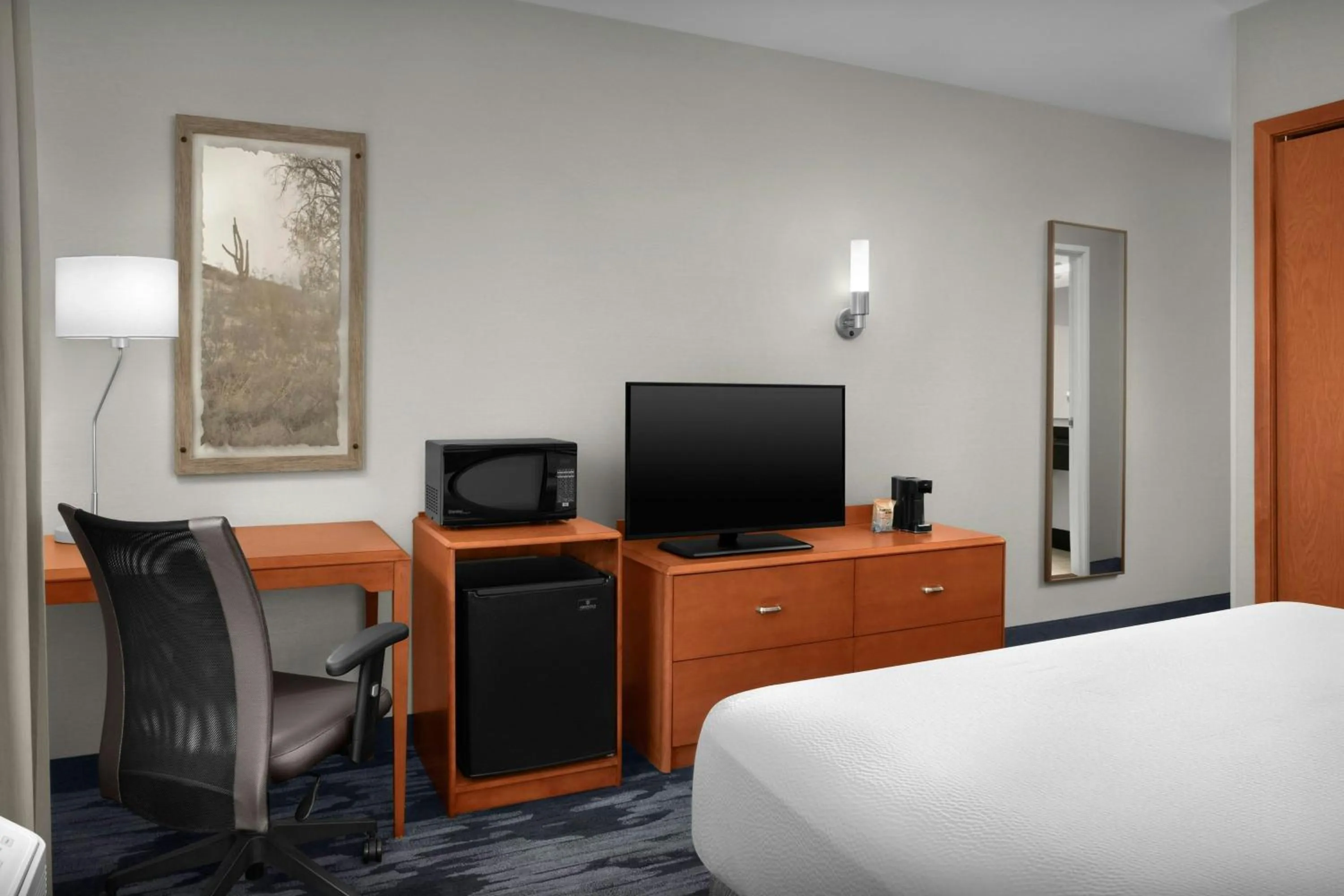 Photo of the whole room, Bed in Fairfield Inn and Suites Phoenix Chandler Fashion Center