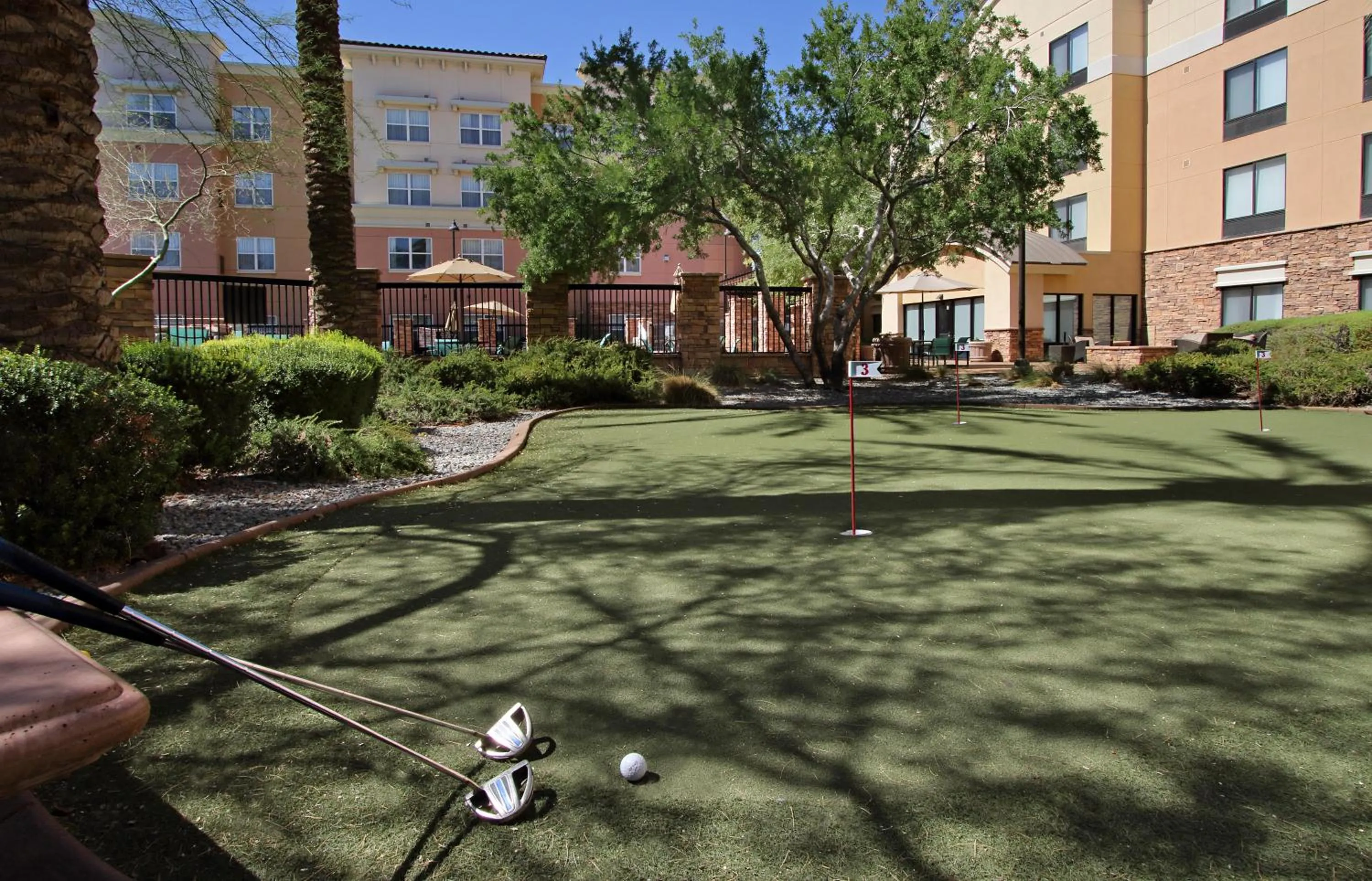 Minigolf in SpringHill Suites Phoenix Glendale Sports & Entertainment District