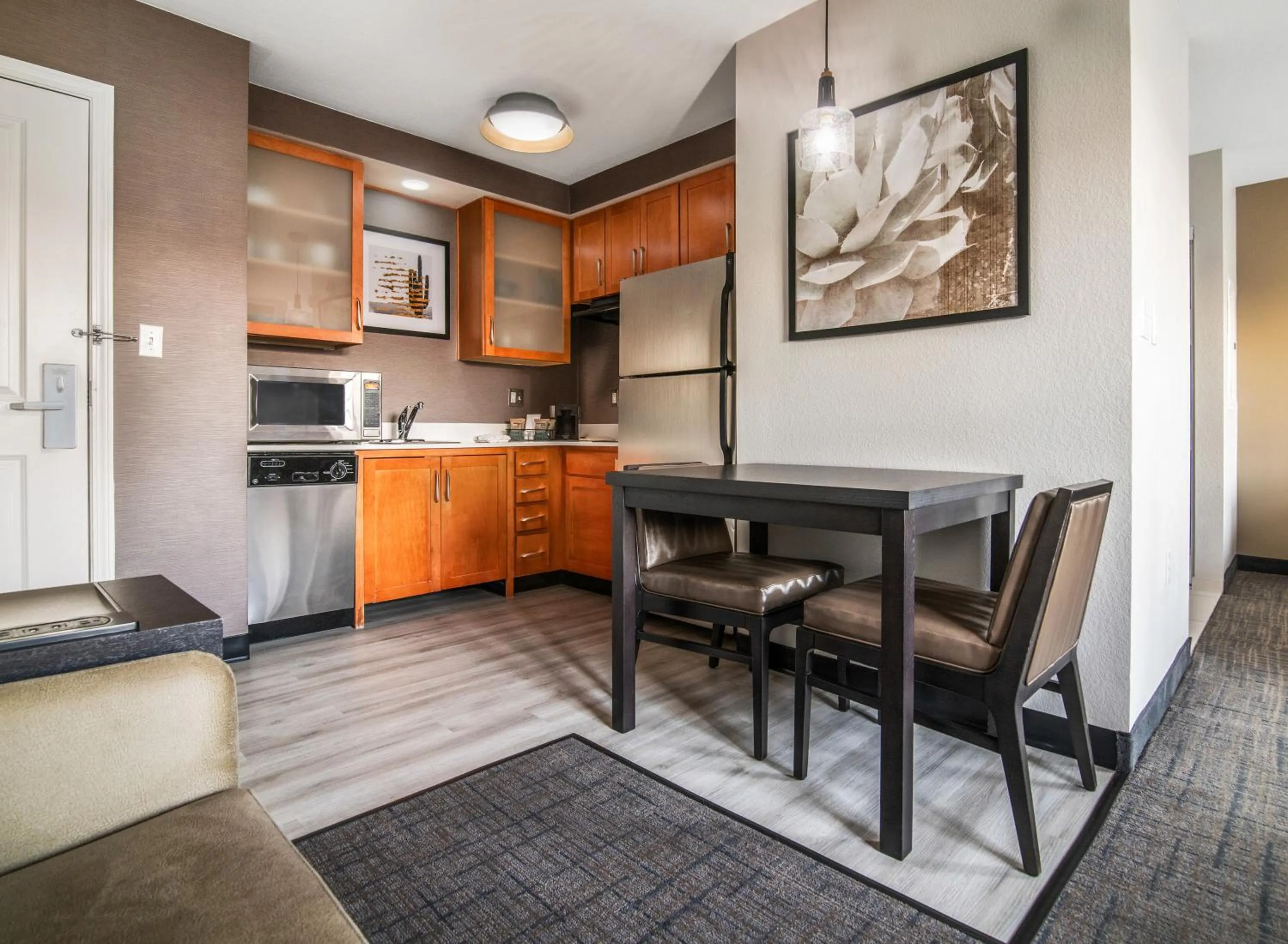 kitchen in Residence Inn Phoenix Glendale Sports & Entertainment District