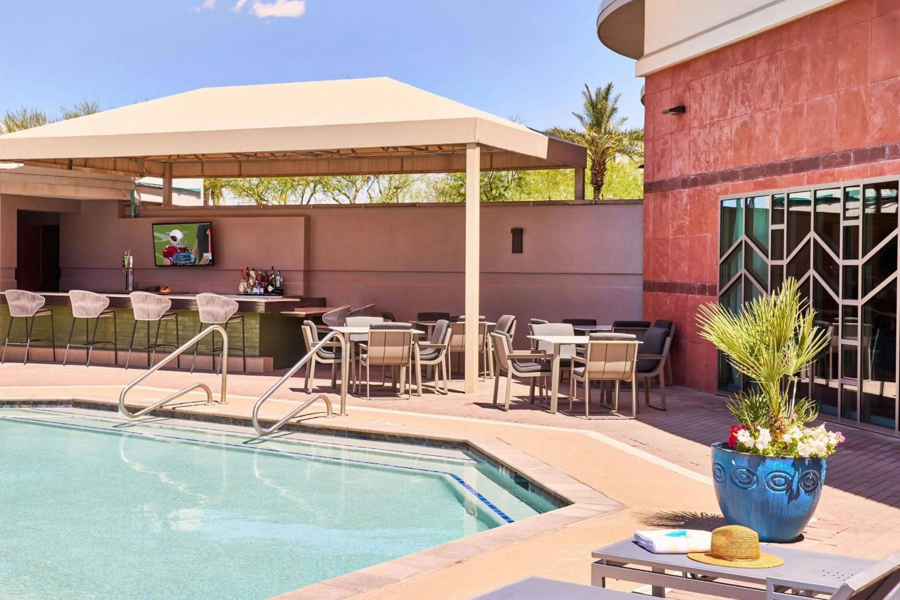 Swimming pool in Renaissance Phoenix Glendale Hotel & Conference Center