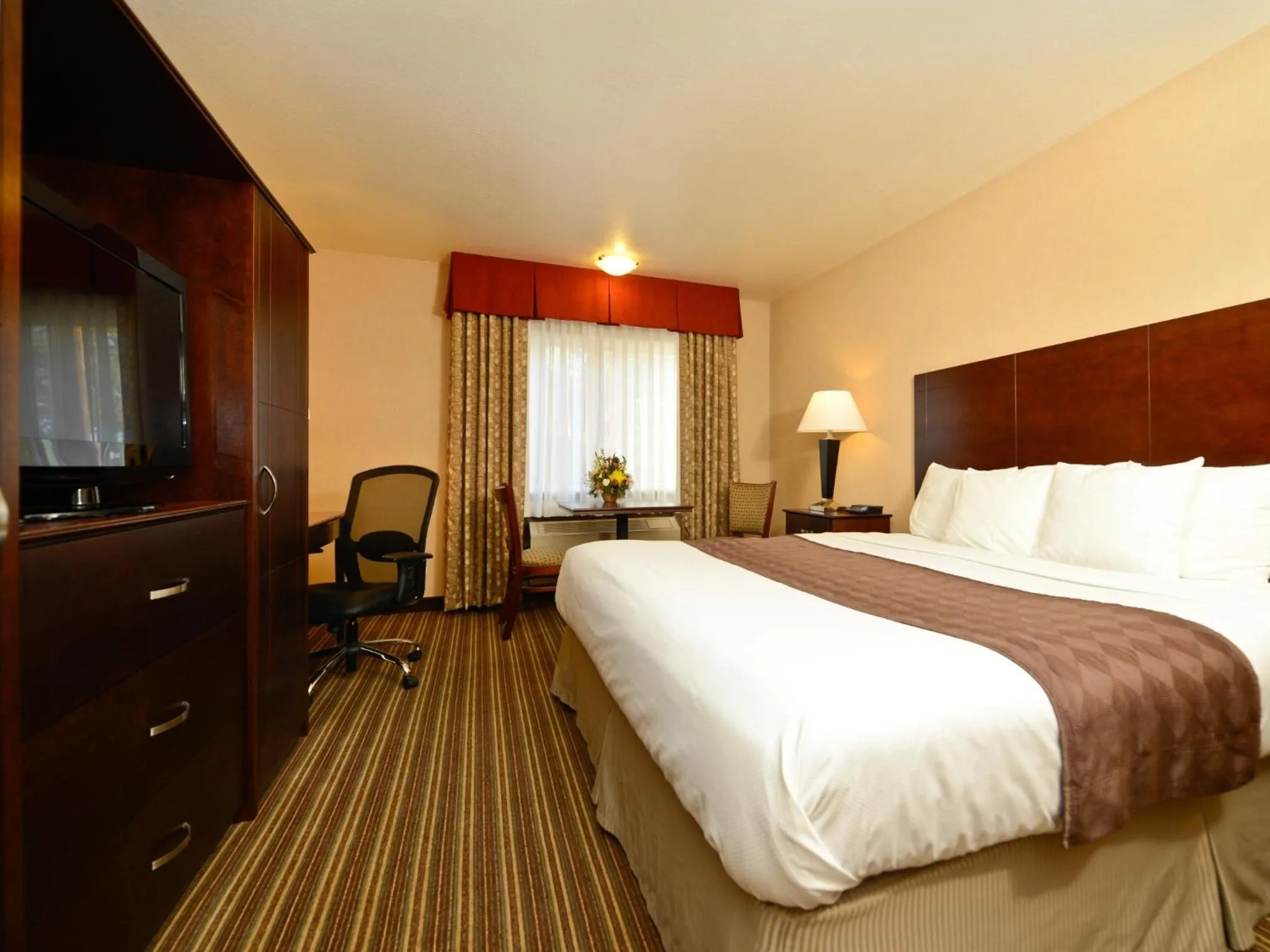 Bed in Yellowstone West Gate Hotel