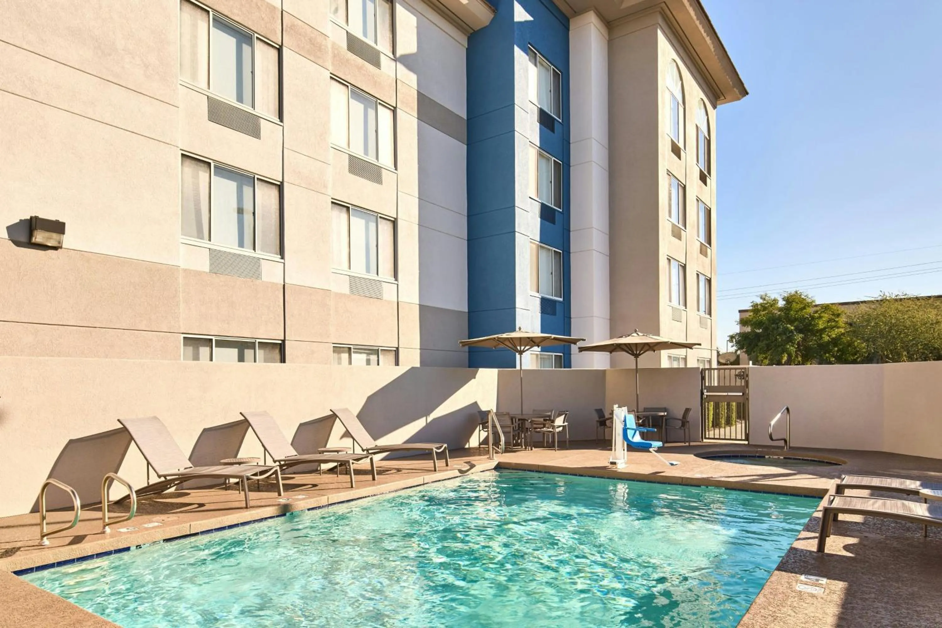 Swimming pool in SpringHill Suites Phoenix Glendale/Peoria