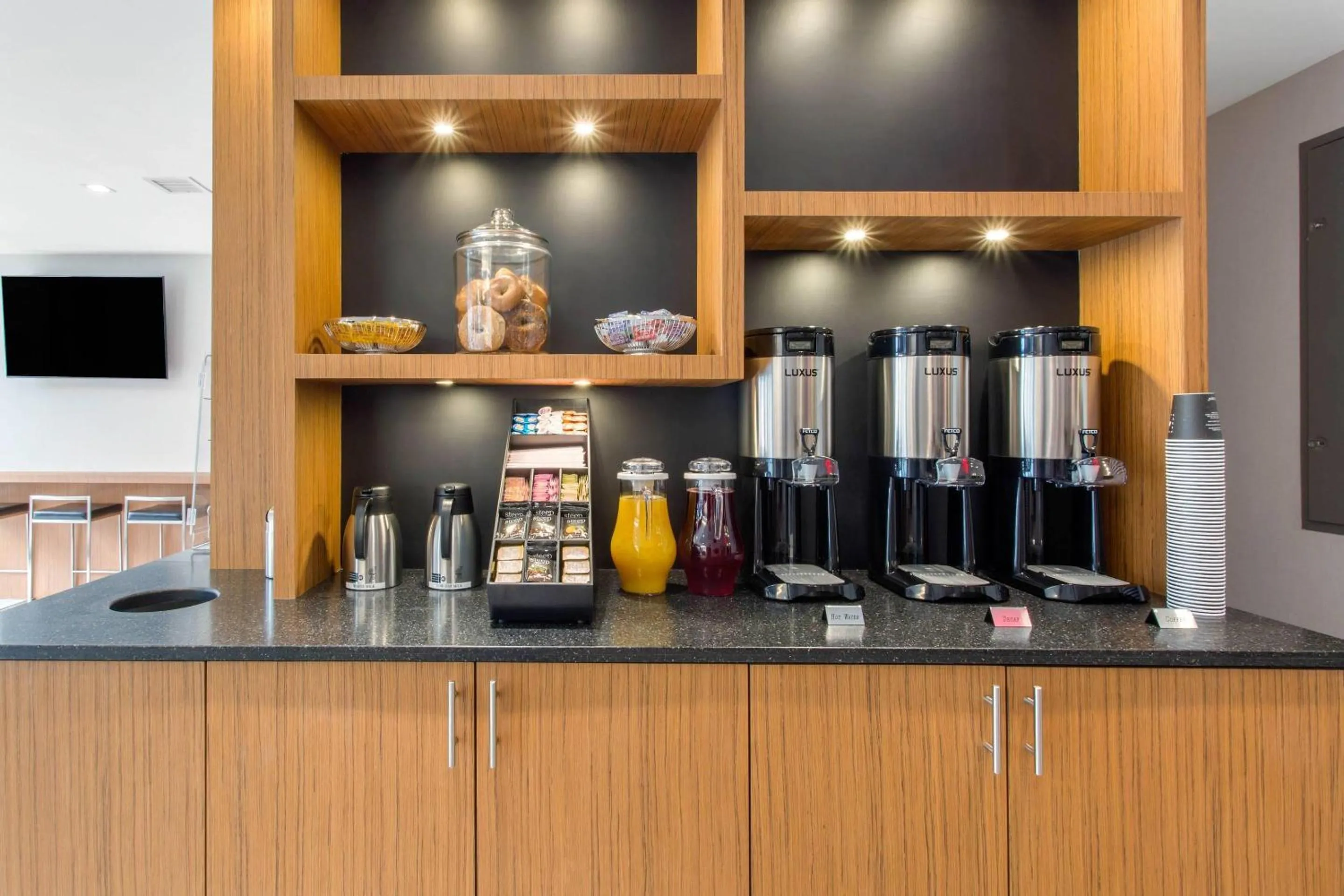 Breakfast in Insignia Hotel Brooklyn, an Ascend Collection Hotel